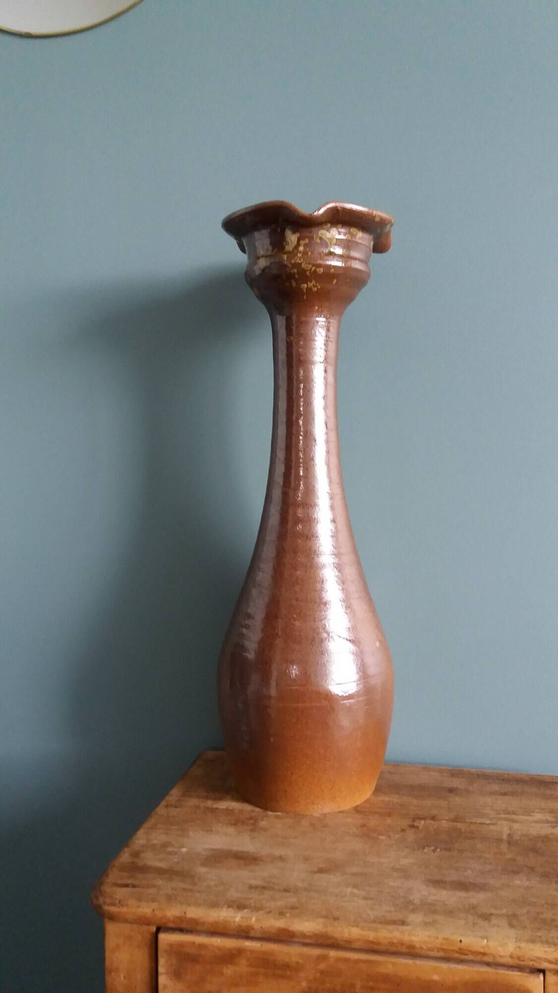 XXL brutalist ceramic floor-standing ashtray in the shape of a keel, stoneware.