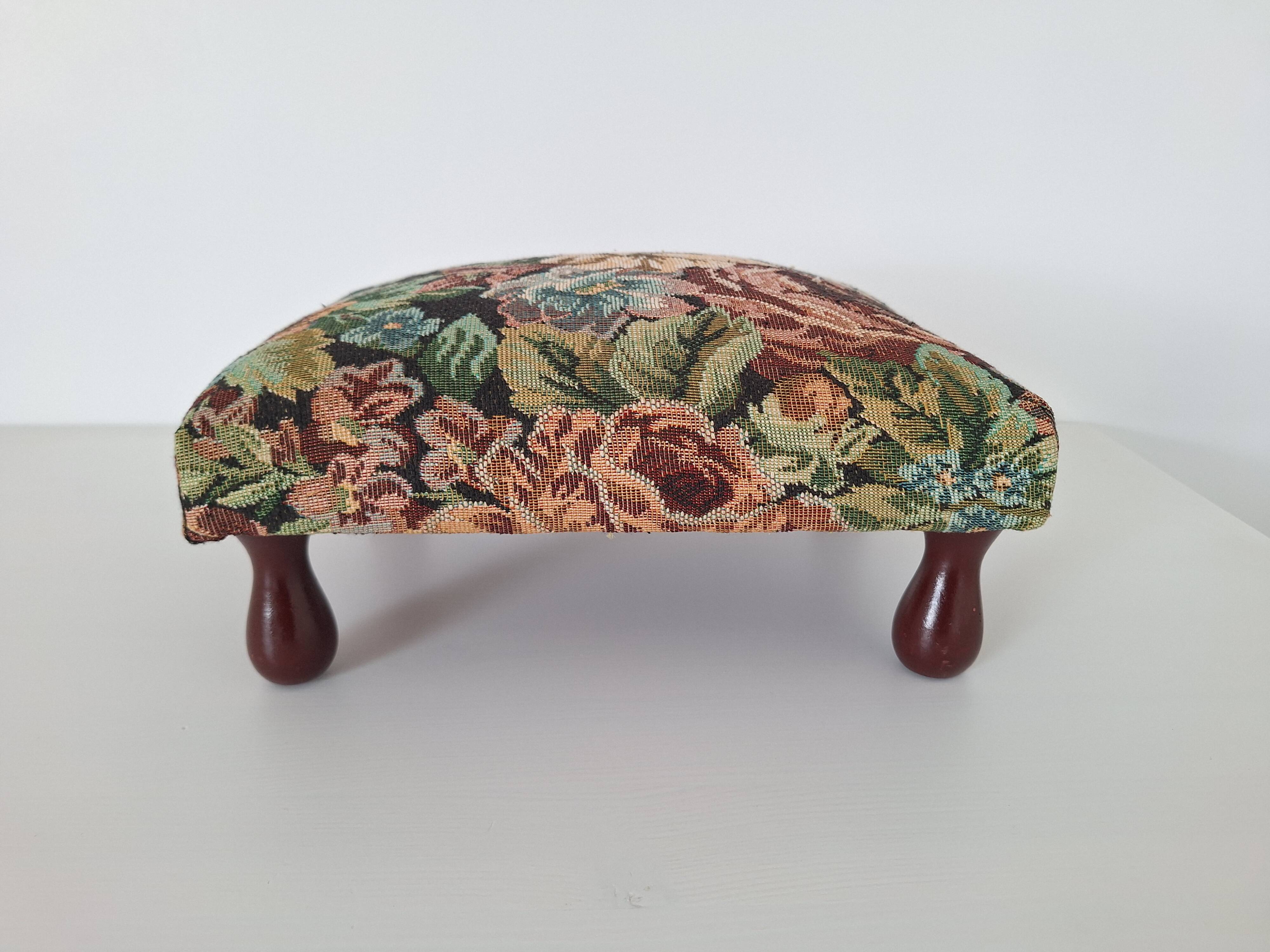Repose-pieds en tapisserie florale