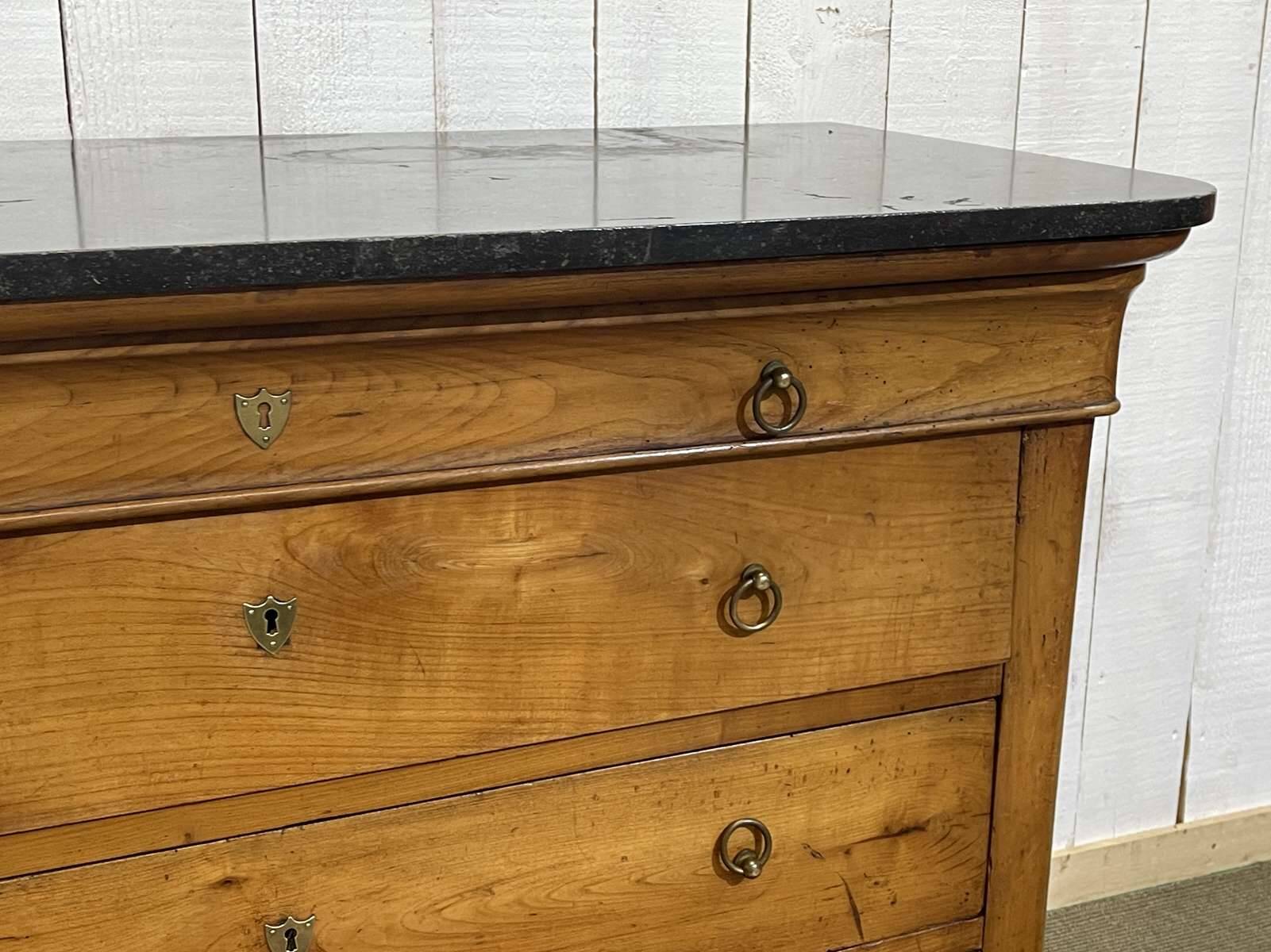 Commode Restauration XIXème en merisier et dessus marbre noir
