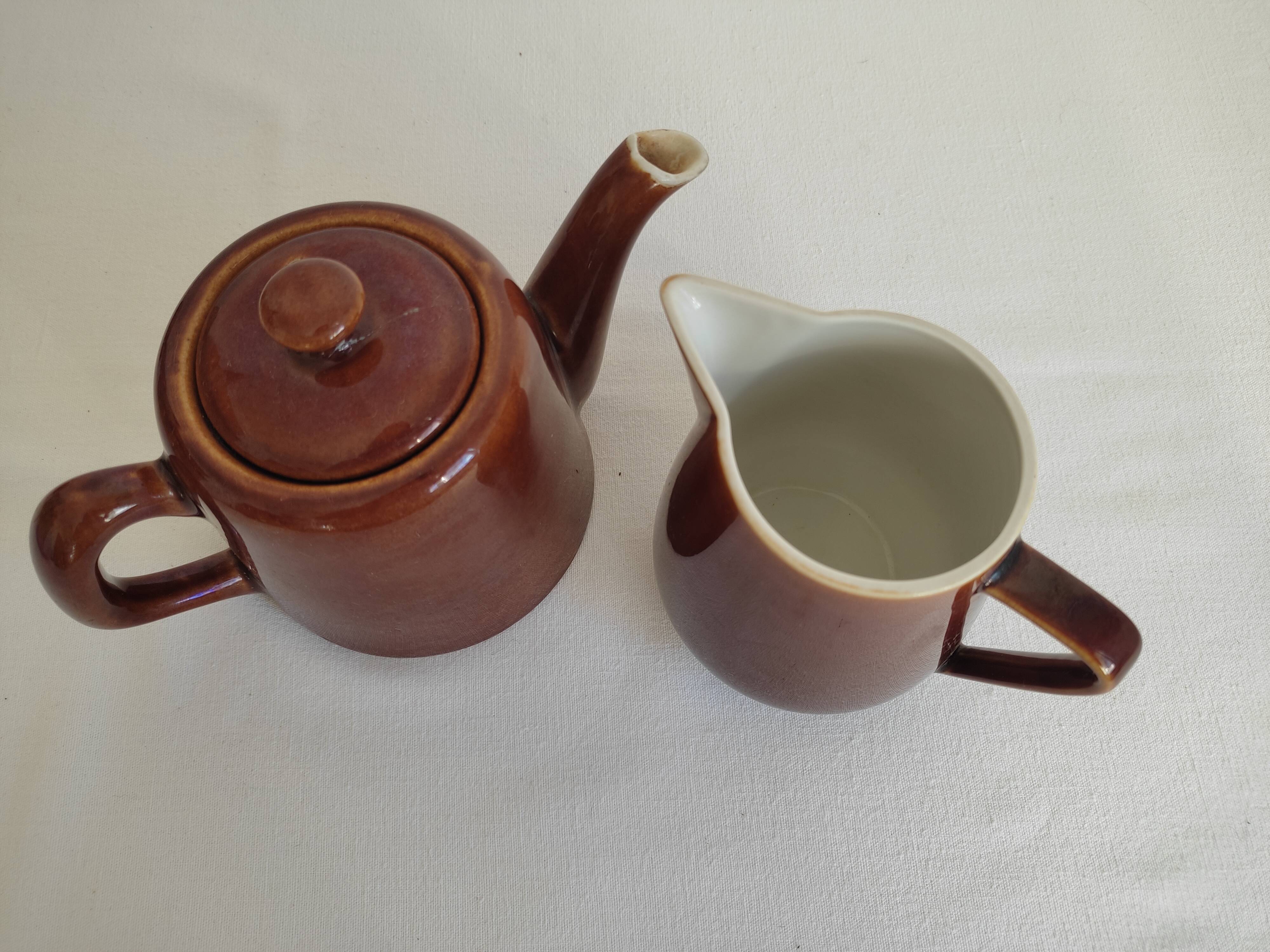 Teapot and milk jar from Bistrot Villeroy Bosh
