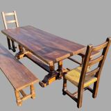 Table de ferme avec deux chaises et deux bancs