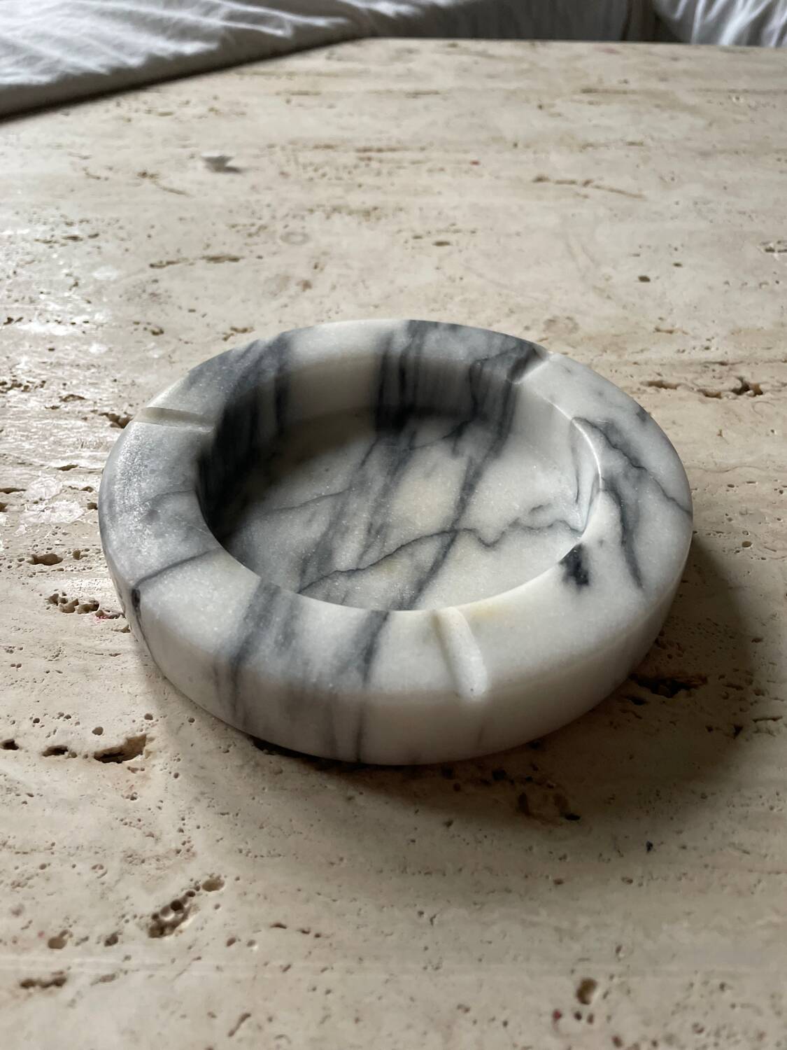 Large round ashtray in white and grey marble