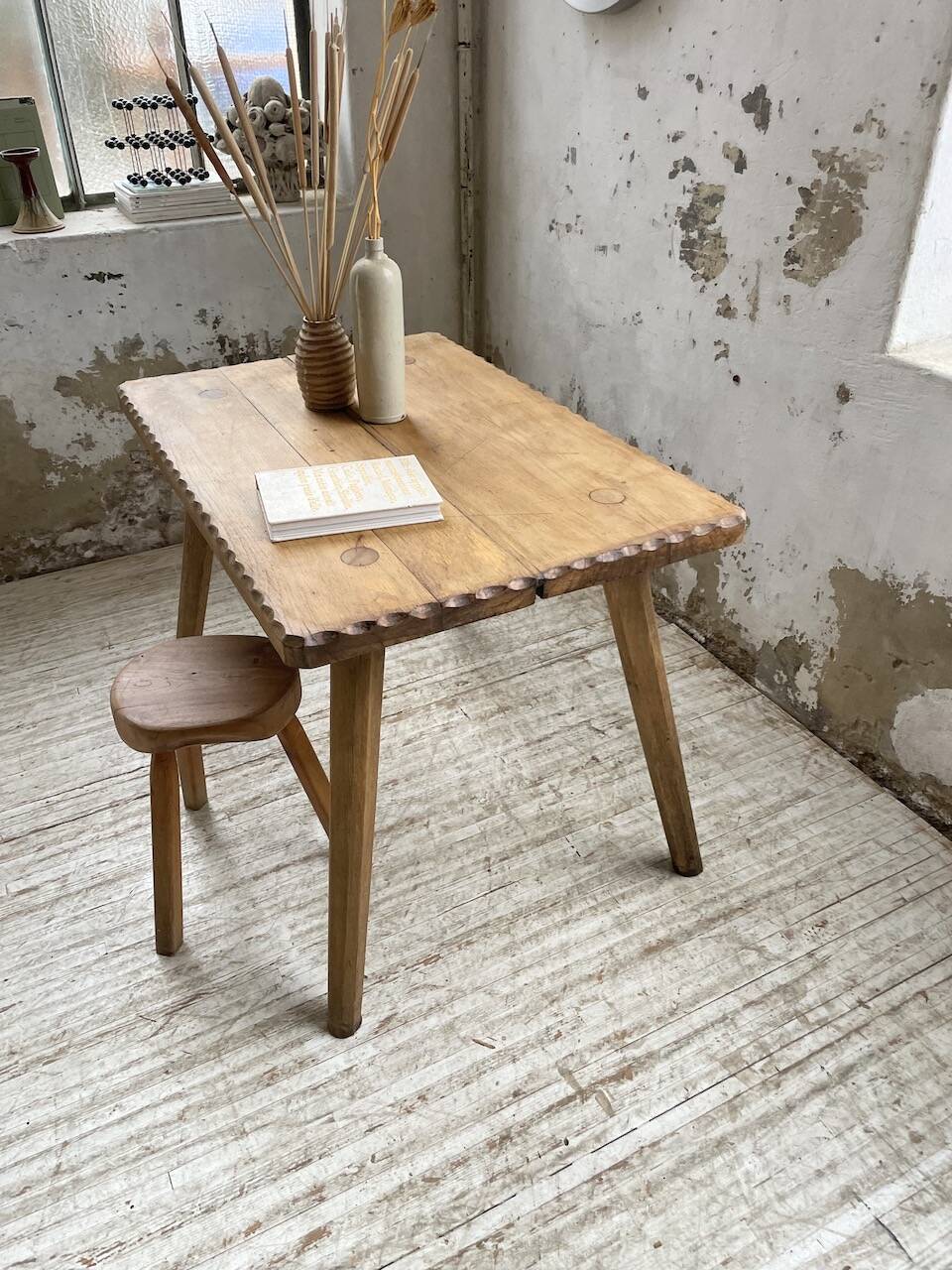 Table brutaliste savoyarde en chêne