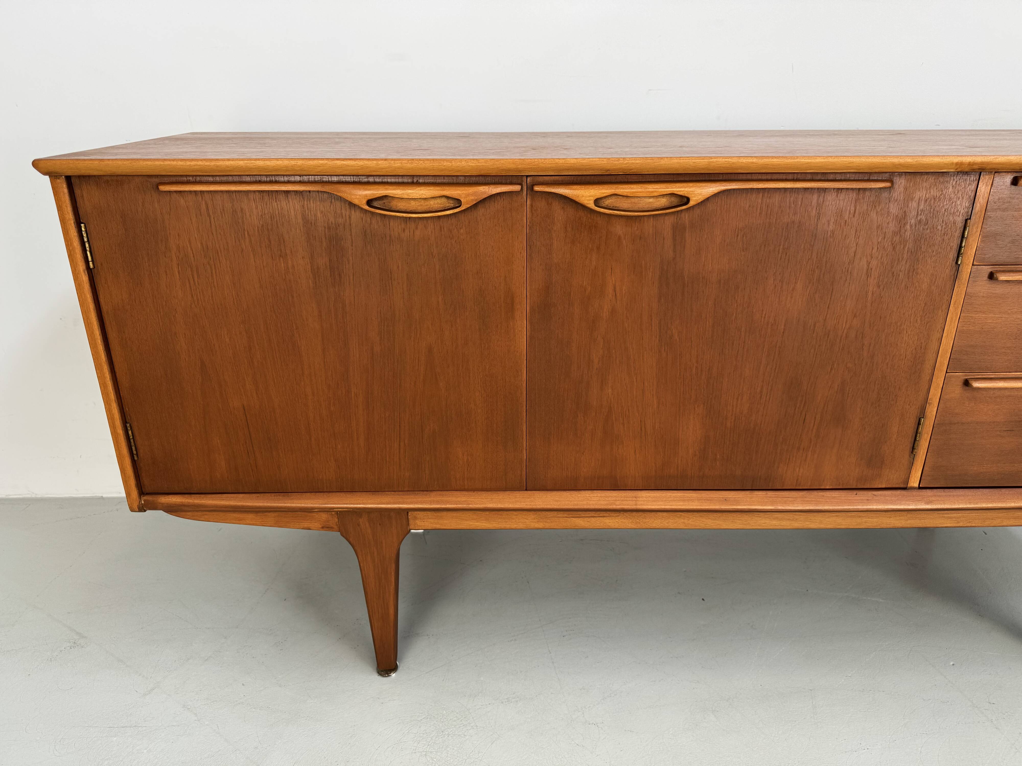 Buffet en teck vintage par Jentique des années 1960.