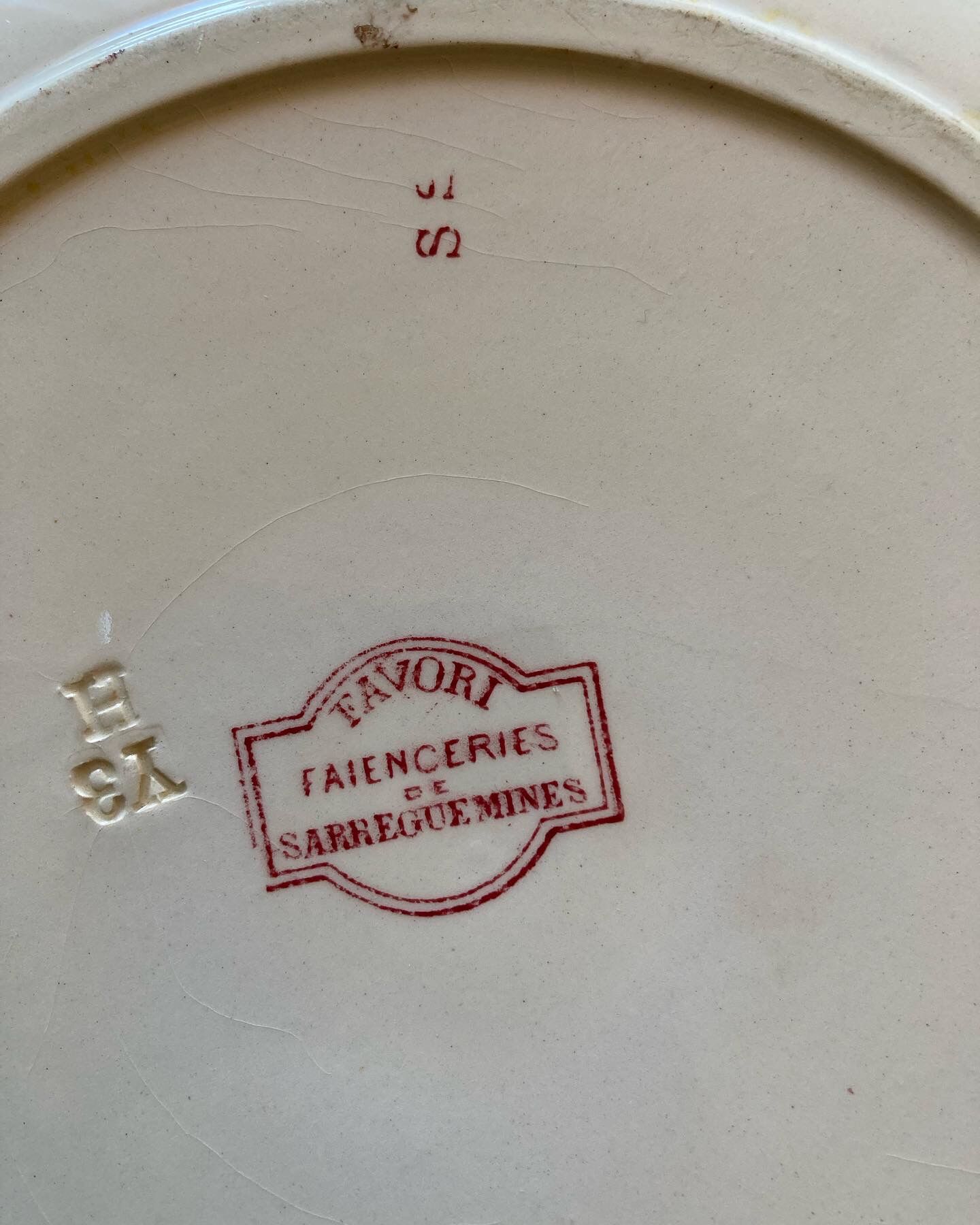 Round serving dish Sarreguemines favorite model