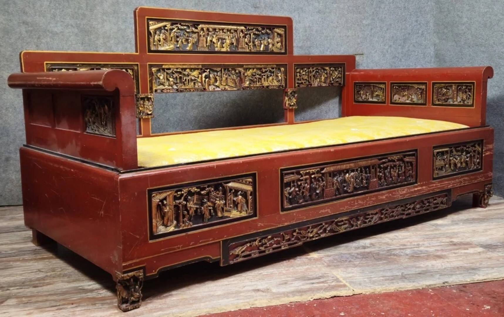 Grande Banquette asiatique sculptée –Bois laqué et panneaux en relief