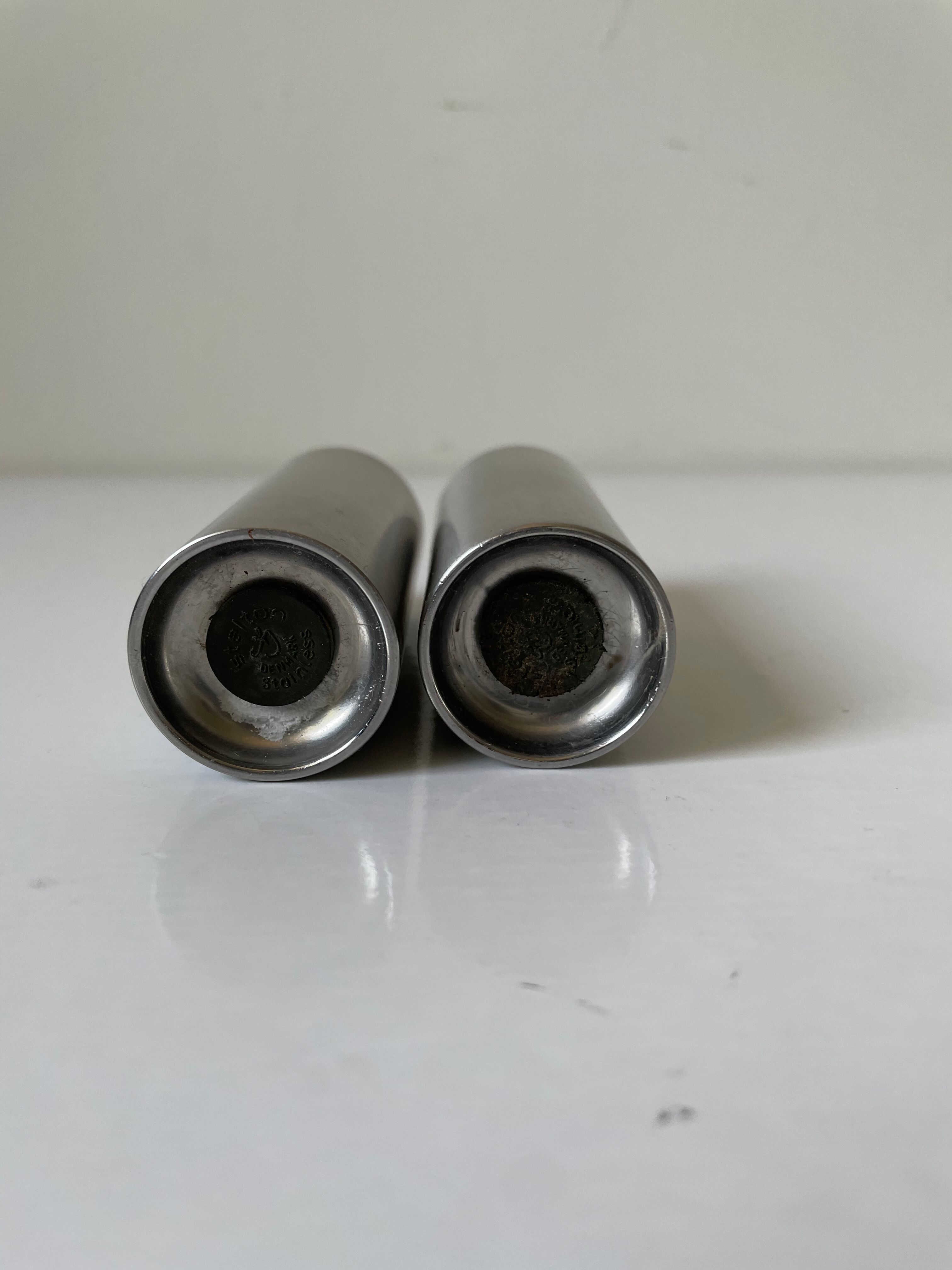 Salière et poivrier d'Arne Jacobsen pour Stelton