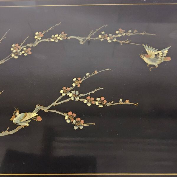 Cabinet vintage chinois en laque noire avec des oiseaux et des fleurs bohémien