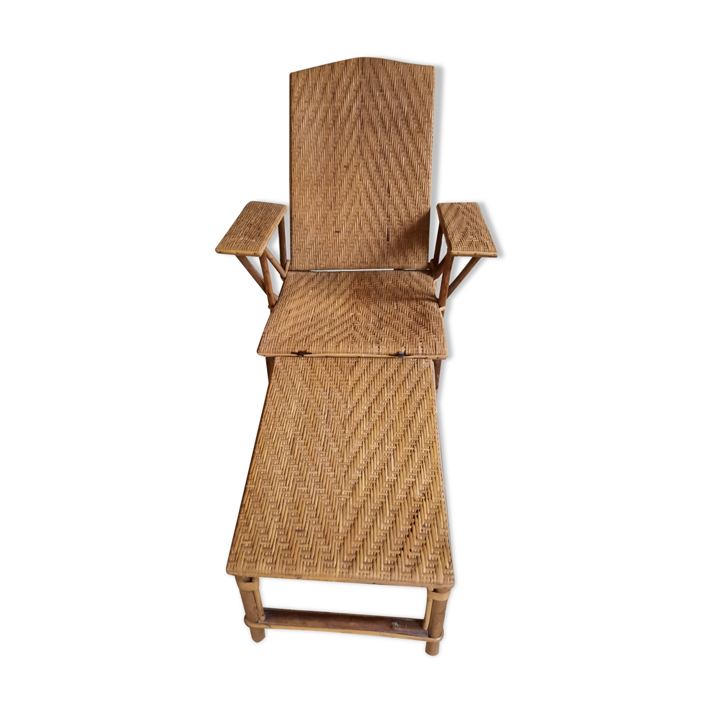 Wicker and wood chaise longue