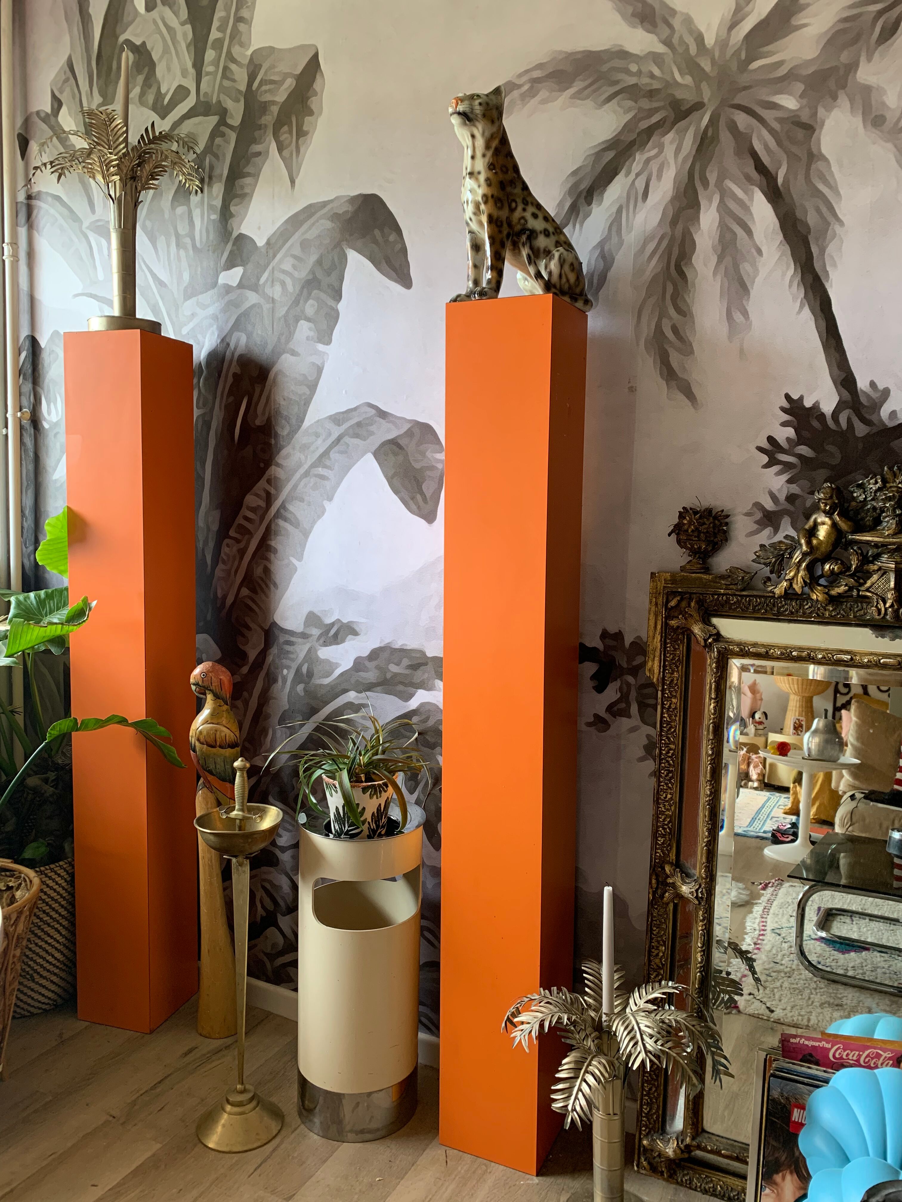 Very large pedestal column in Formica