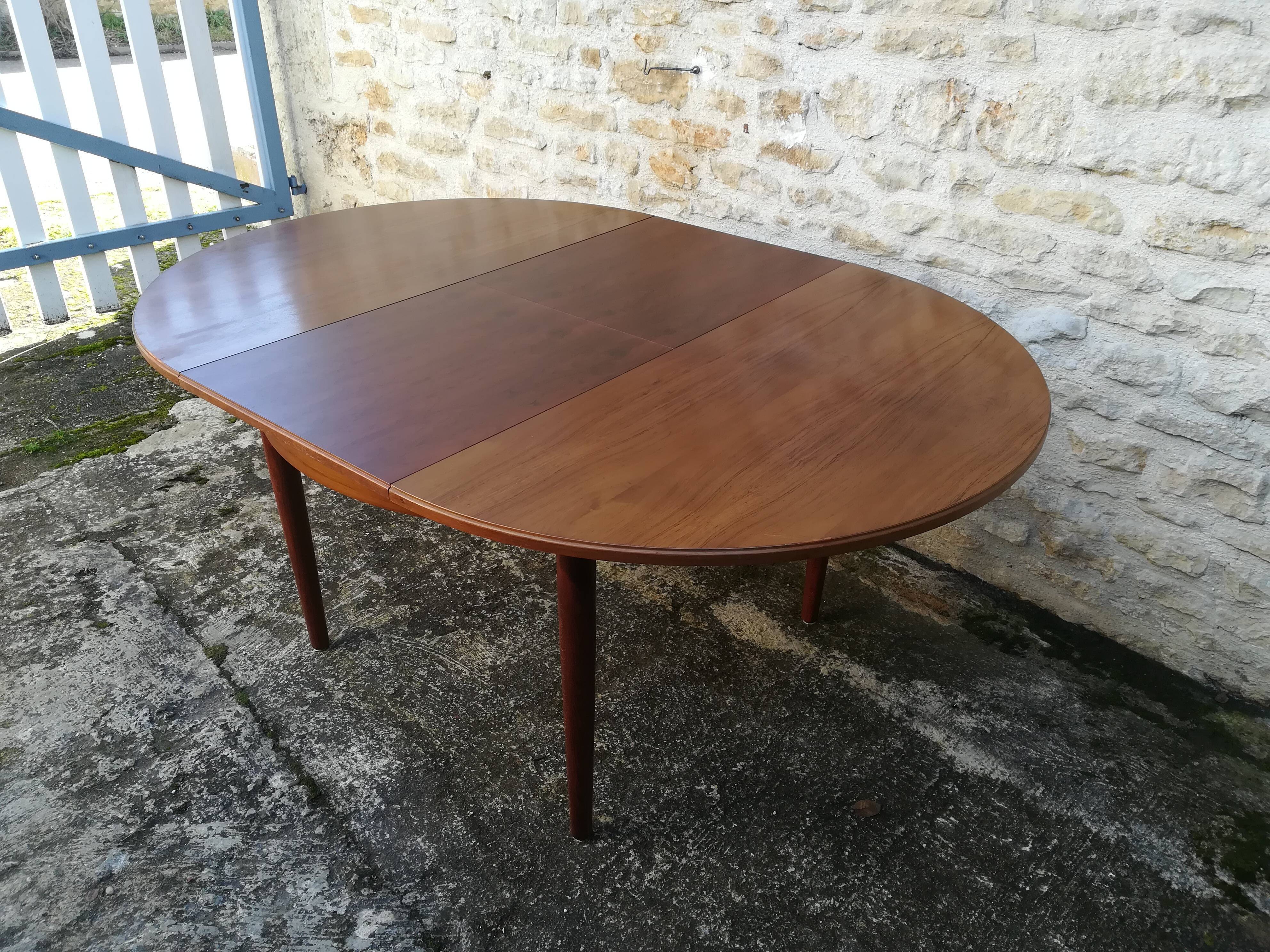 Scandinavian table with extension