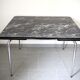 Table en formica marbré noir et blanc