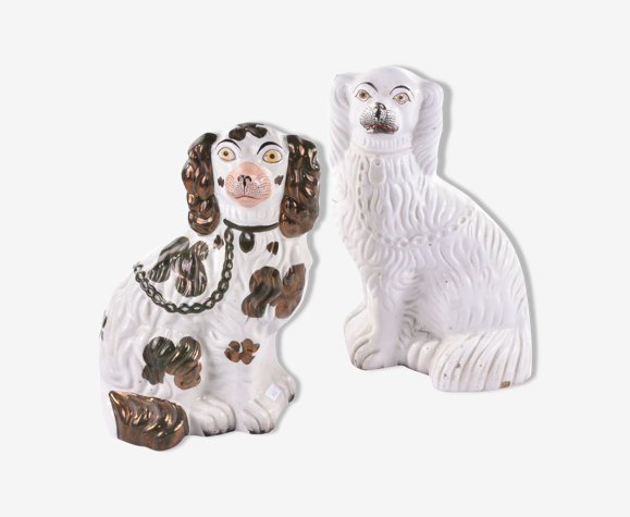 Paire de serre-livres chiens en faïence du Staffordshire