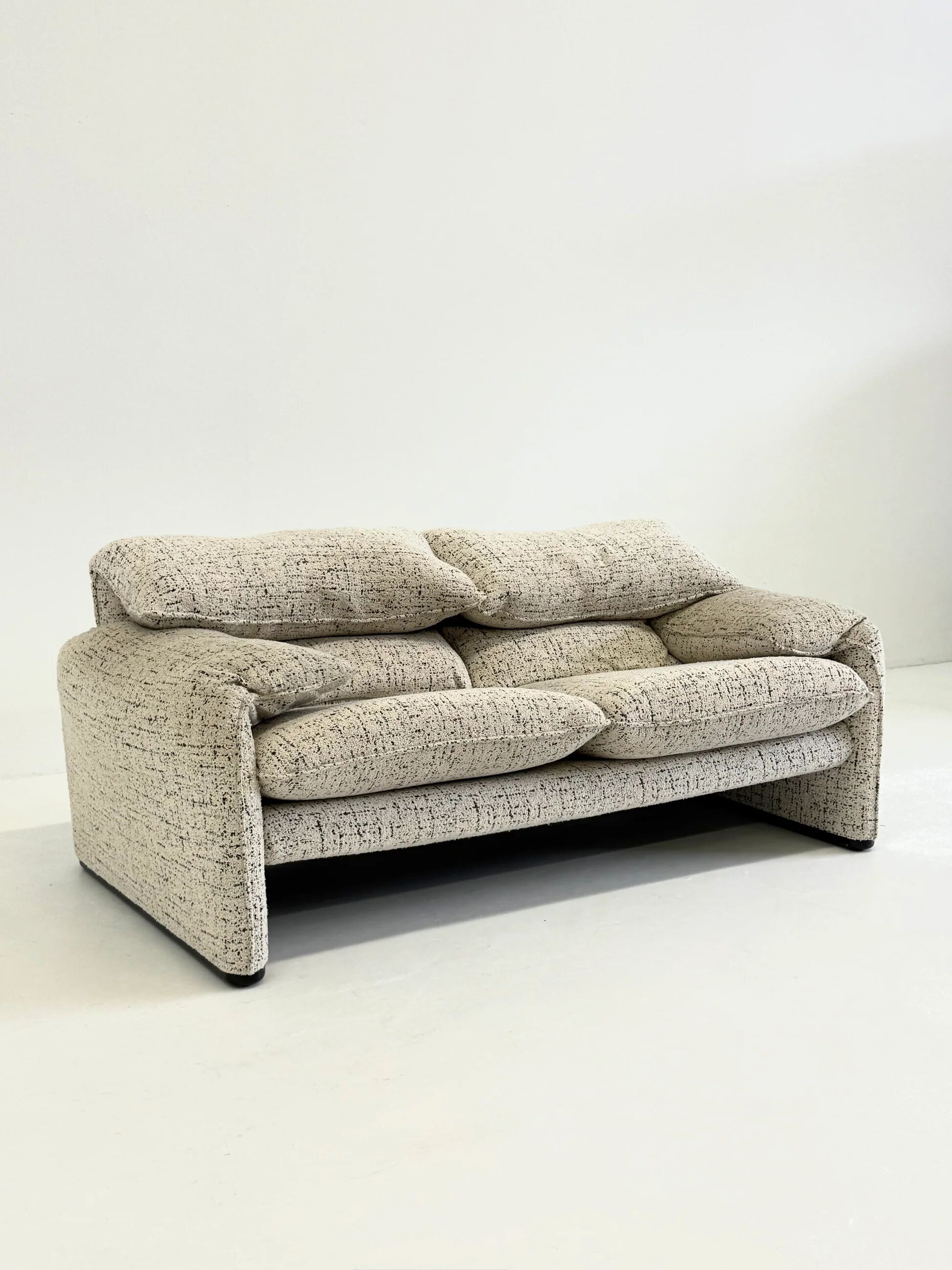 Cassina Maralunga 2-seater sofa by Vico Magistretti off-white with subtle pattern