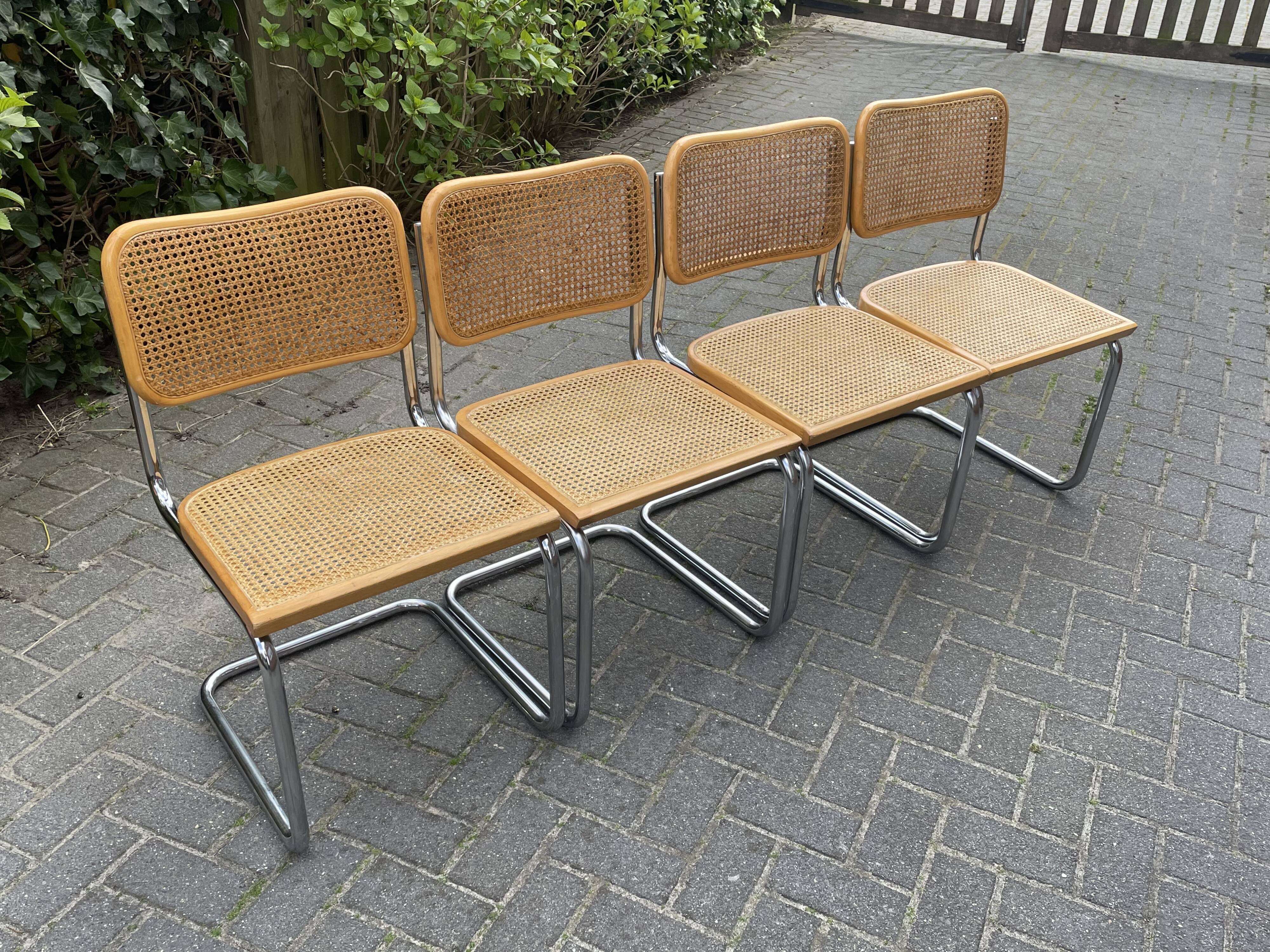 Ensemble de 4 Chaises vintage modèle Cesca B32 en chrome et bois