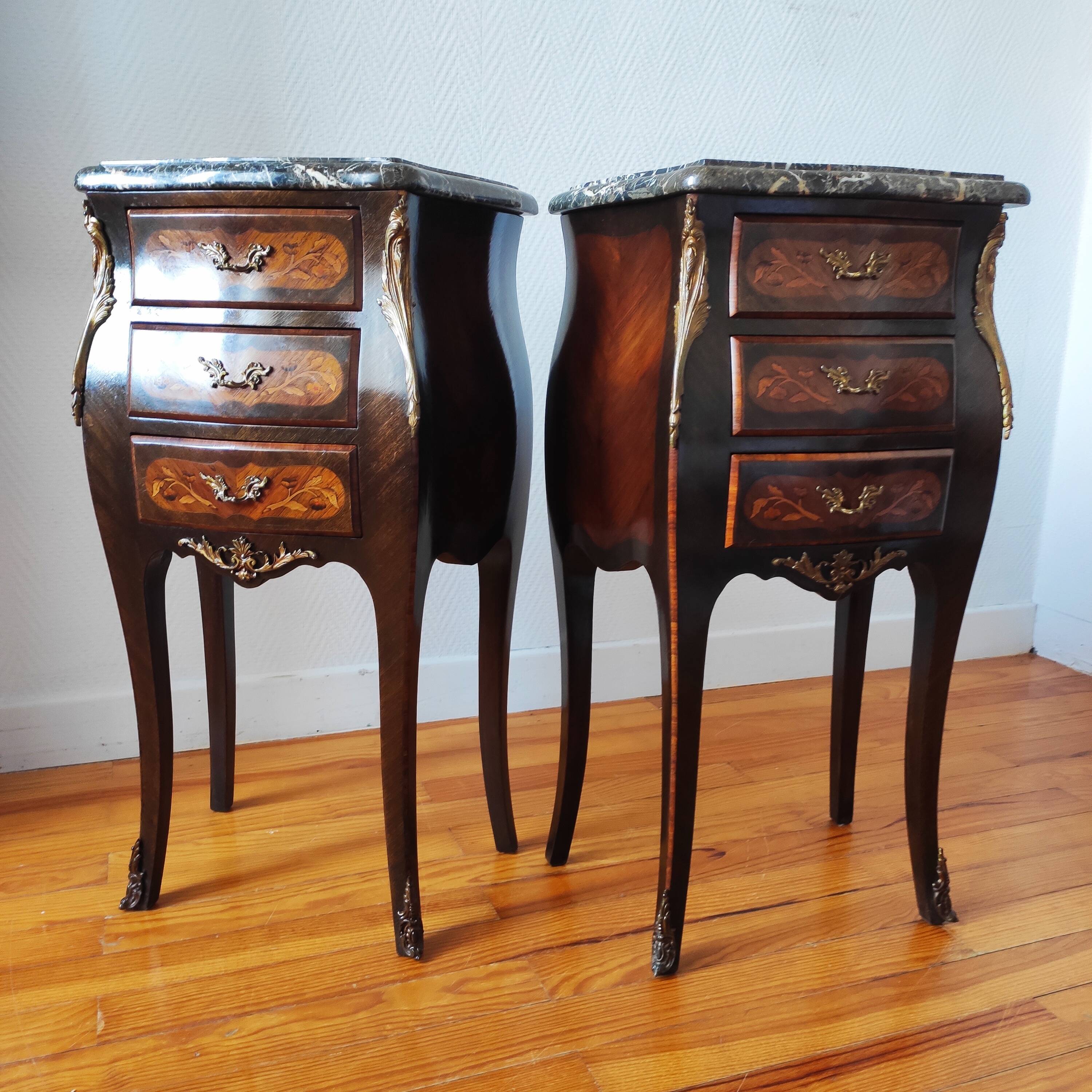 Paire de tables de chevet style Louis marbre noir