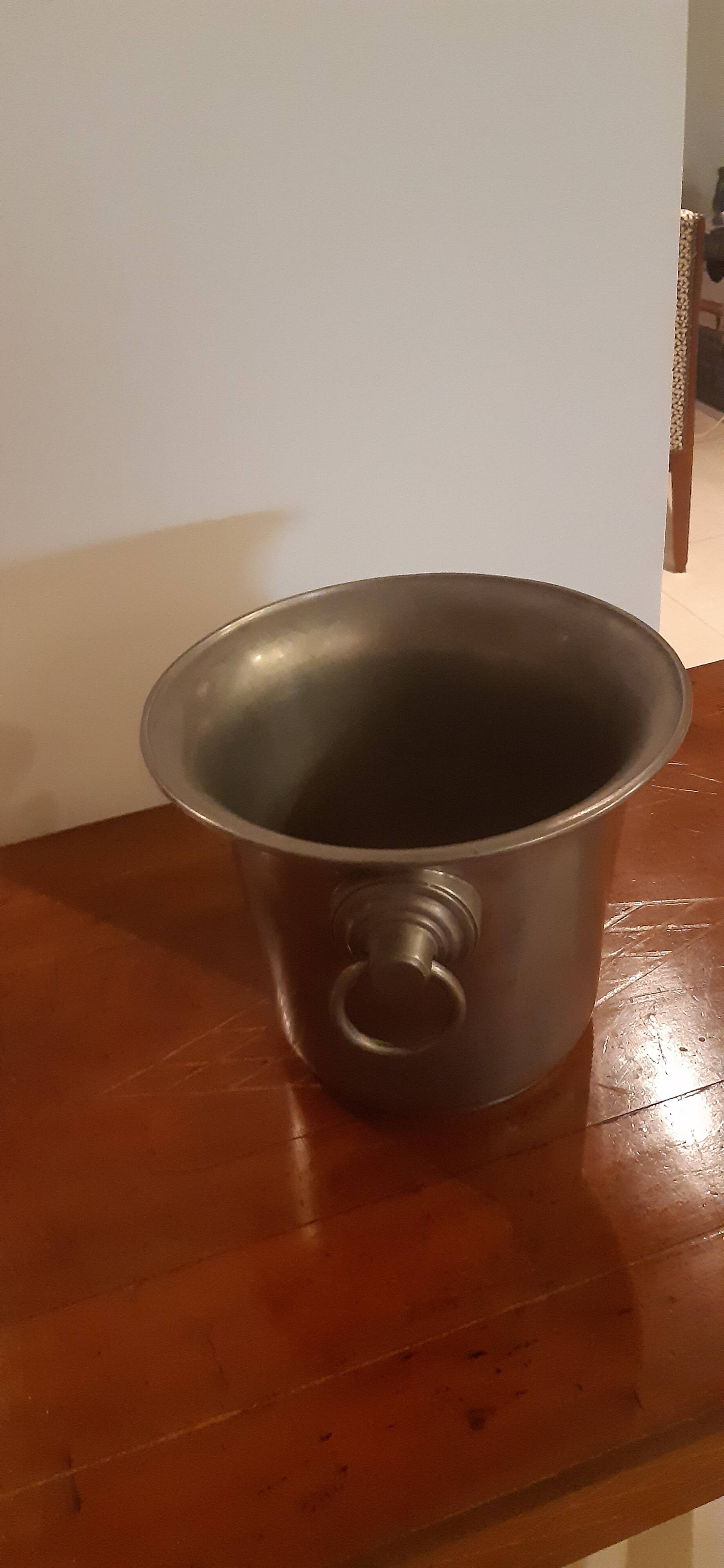 Ice bucket