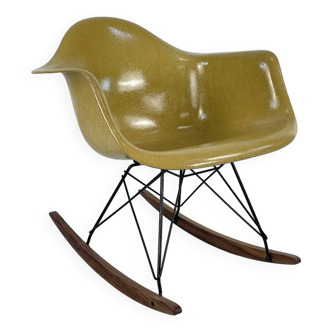 Fauteuil à bascule RAR Eames Herman Miller des années 1950 en ocre clair