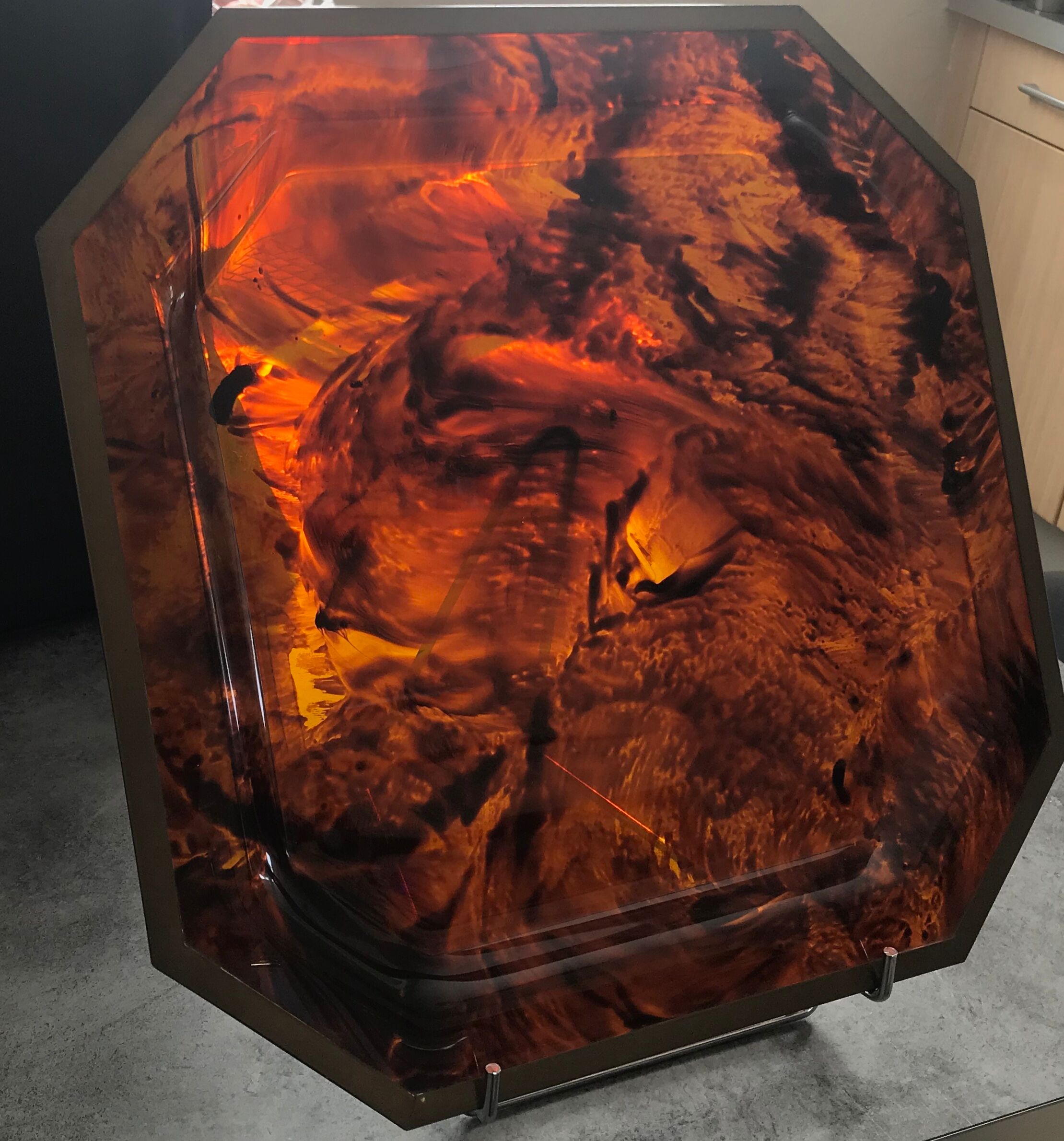 Tray in lucite imitation tortoiseshell and hexagonal brass strap