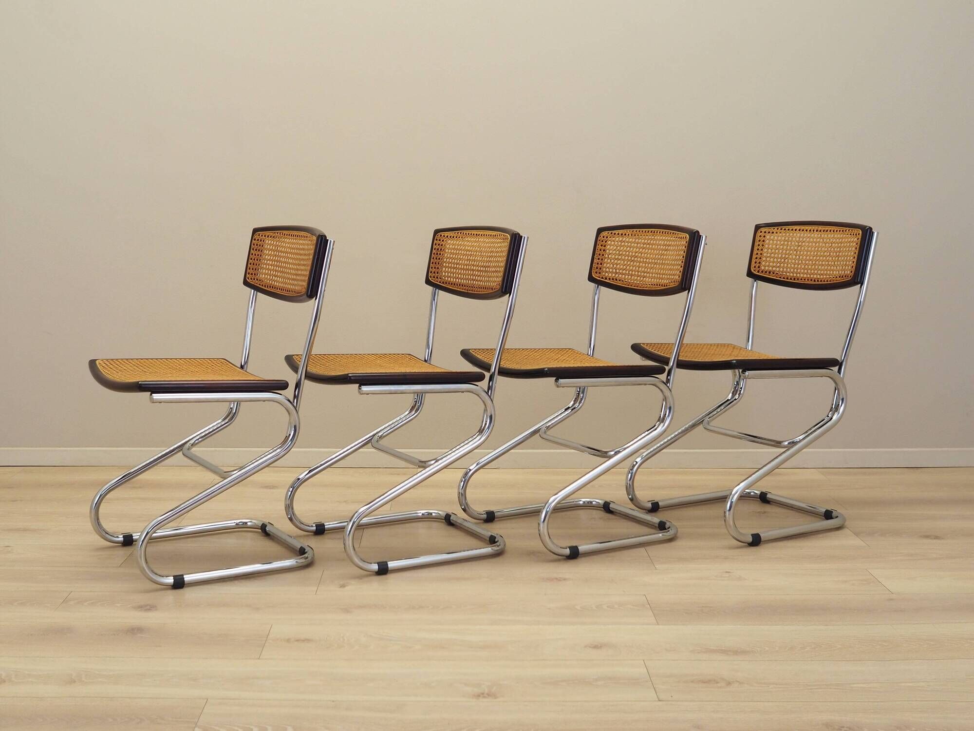 Ensemble de quatre chaises, design Bauhaus, années 1960, production : Italie