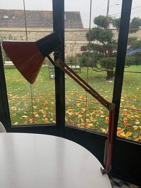 Architect's lamp in burgundy red metal, adjustable and articulated vintage