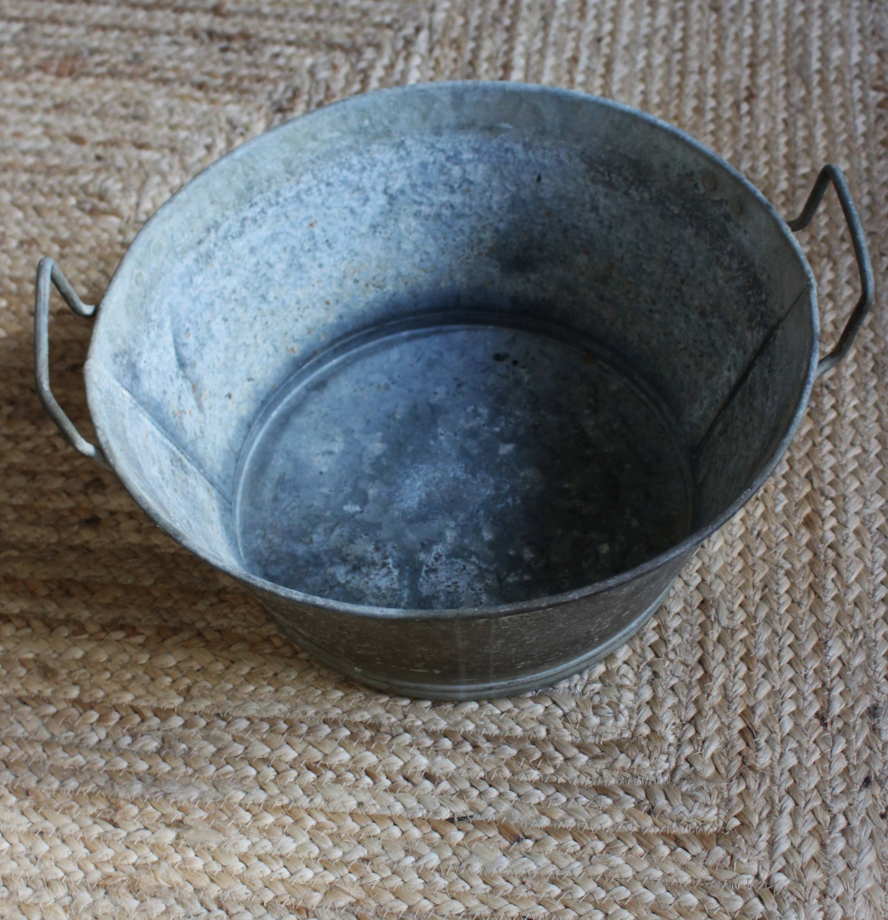 Round zinc basin with two handles vintage garden