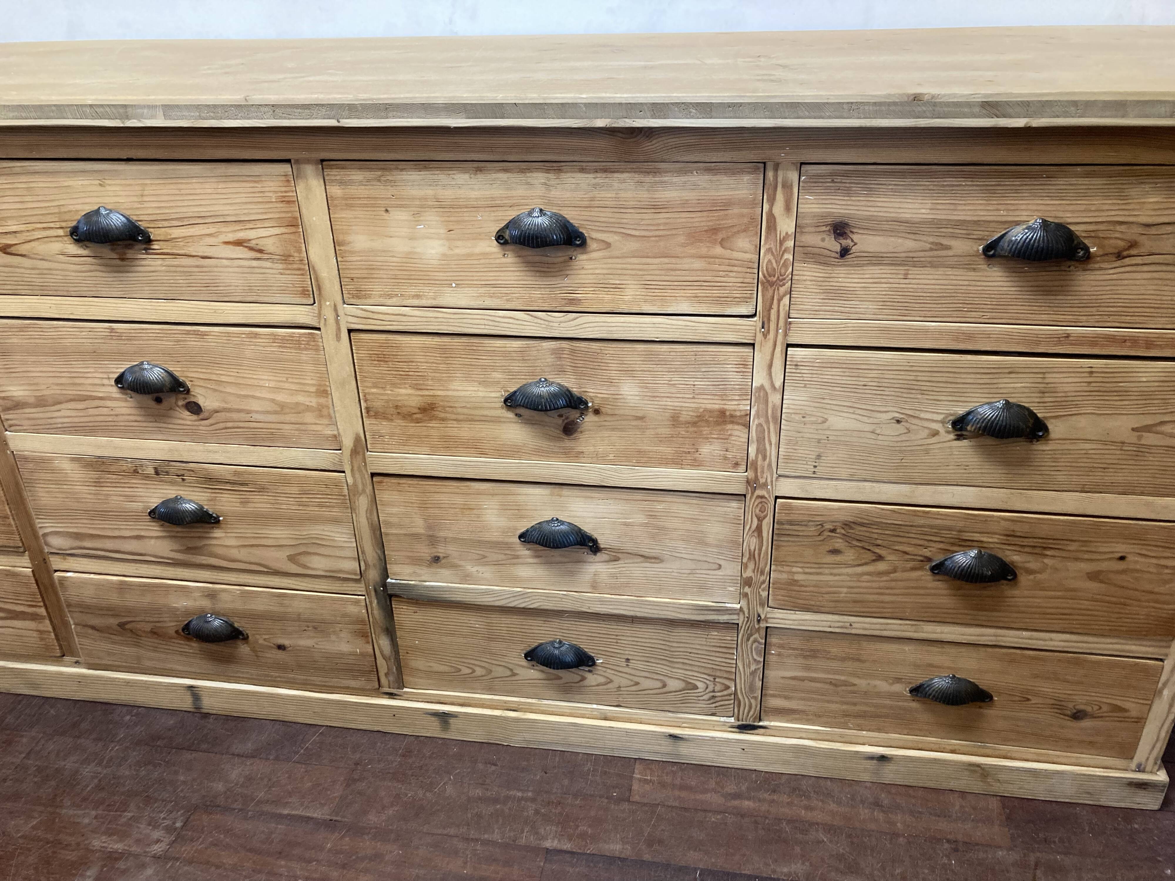 Drawer cabinet