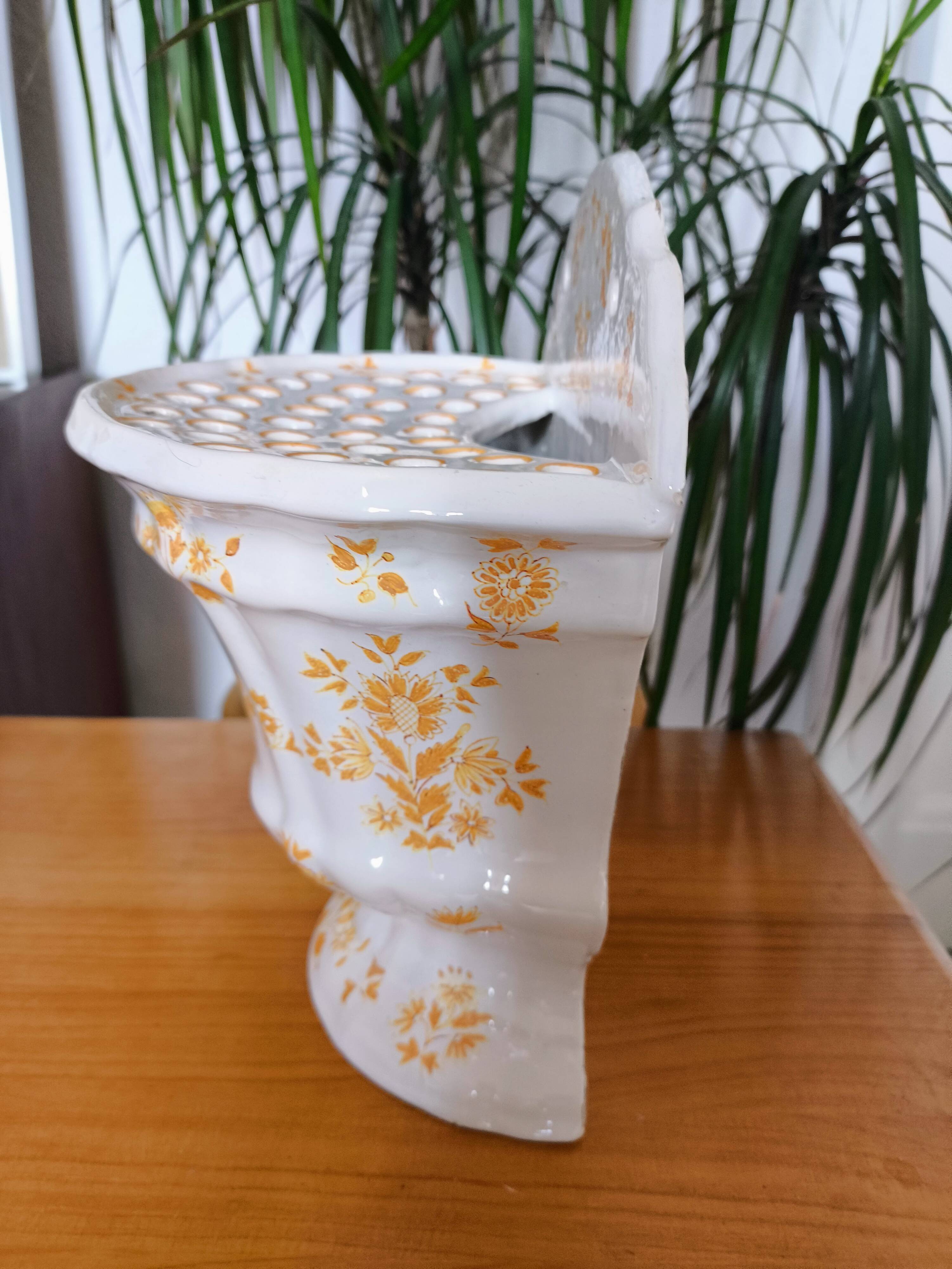 Bouquet holder / flower holder in Moustiers earthenware