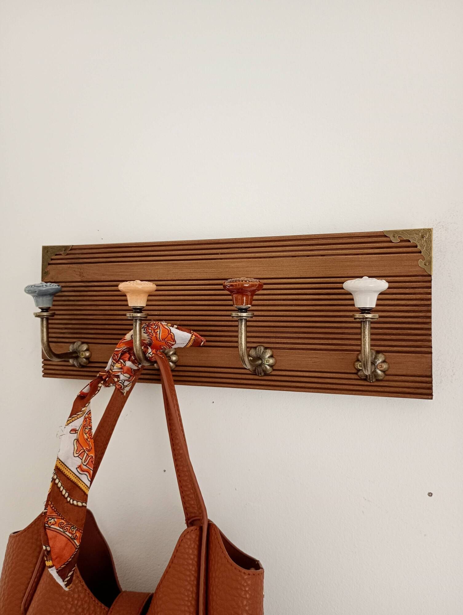 Wall-mounted coat rack – 4 multicoloured ceramic hooks in vintage style