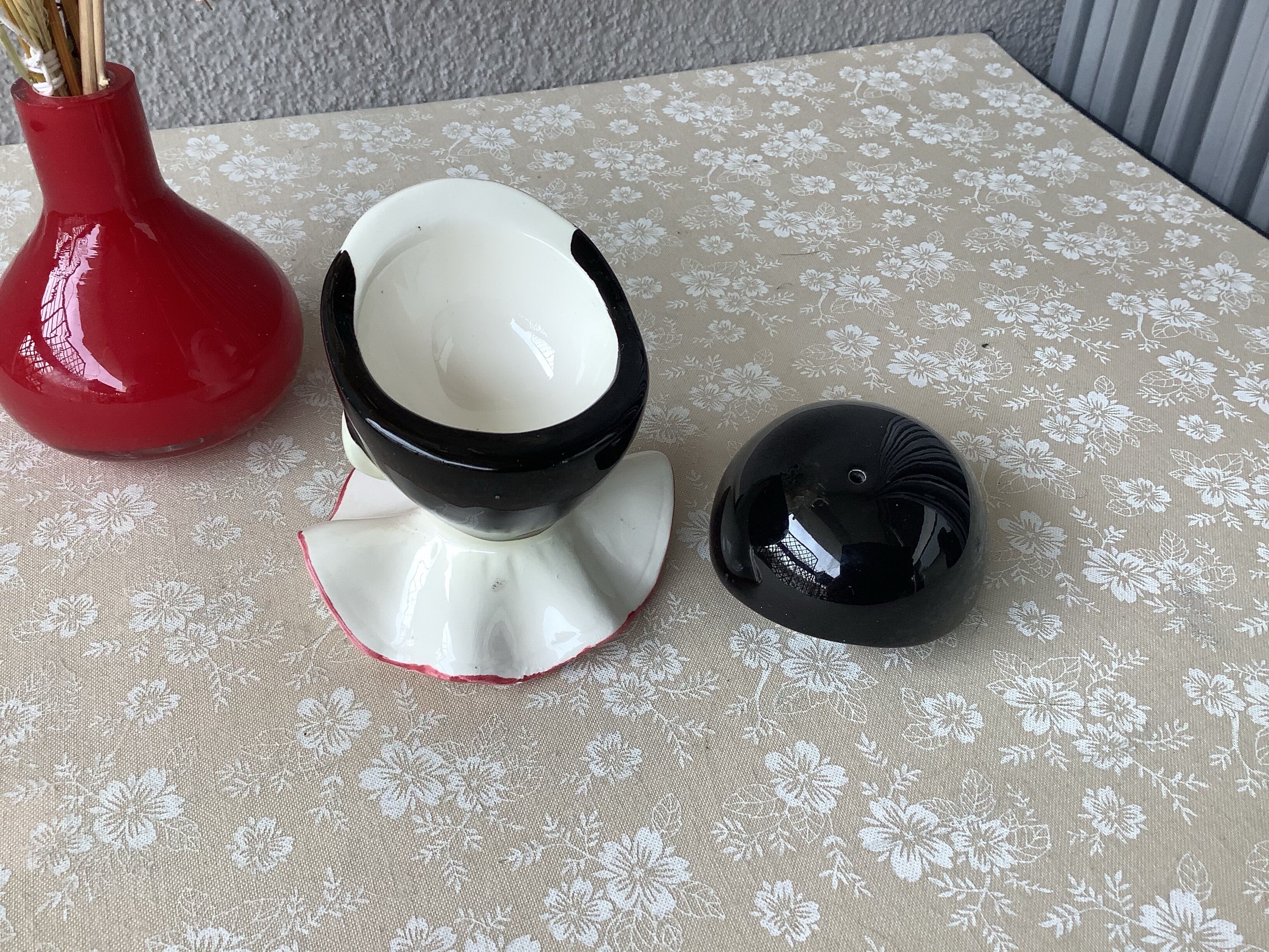 Coquetier and salt shaker Pierrot