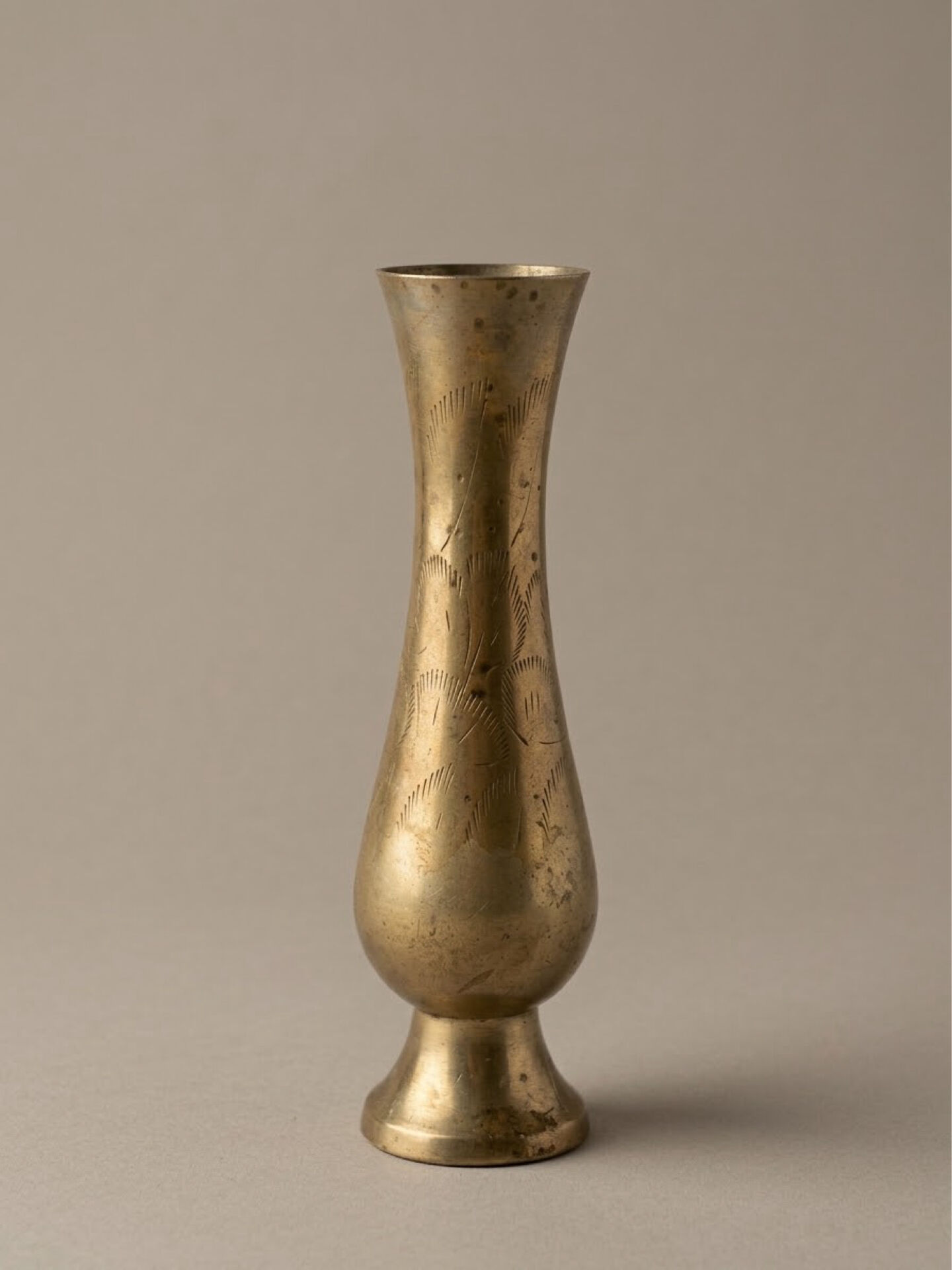 Vase soliflore vintage en laiton gravé