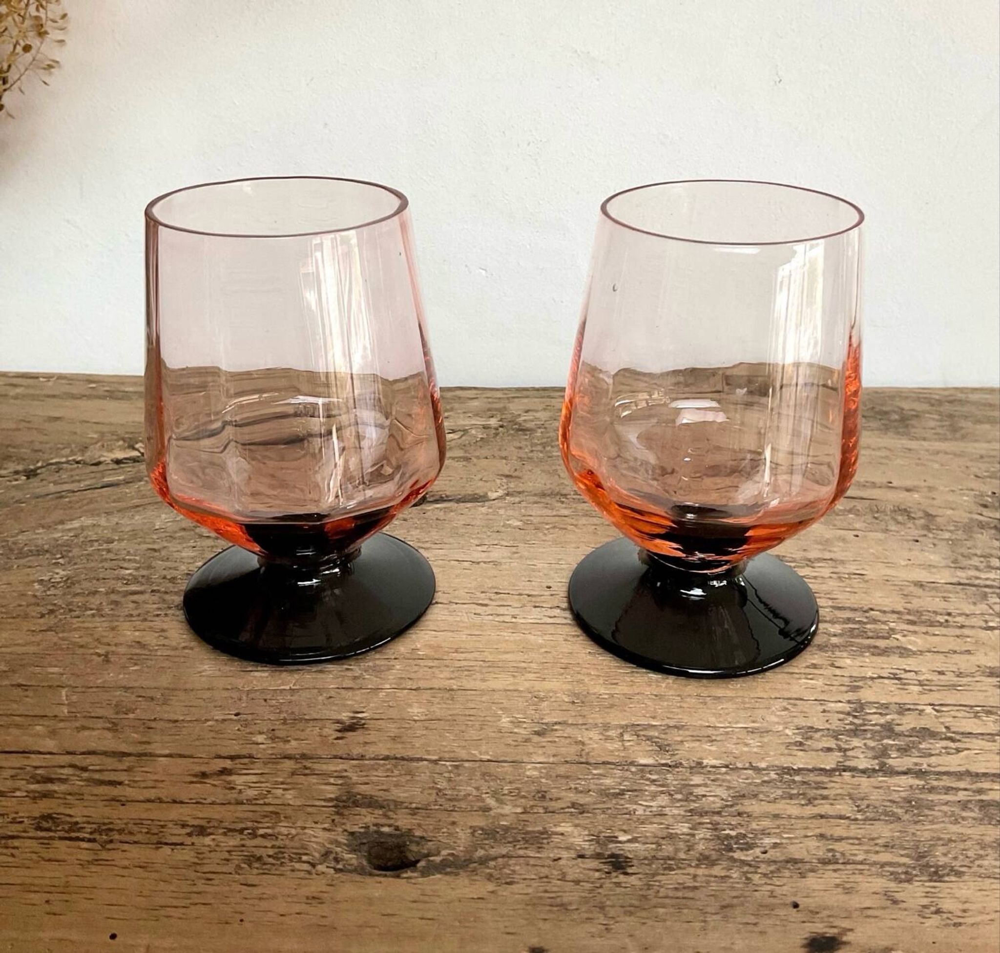 6 petits verres roses à pied noir