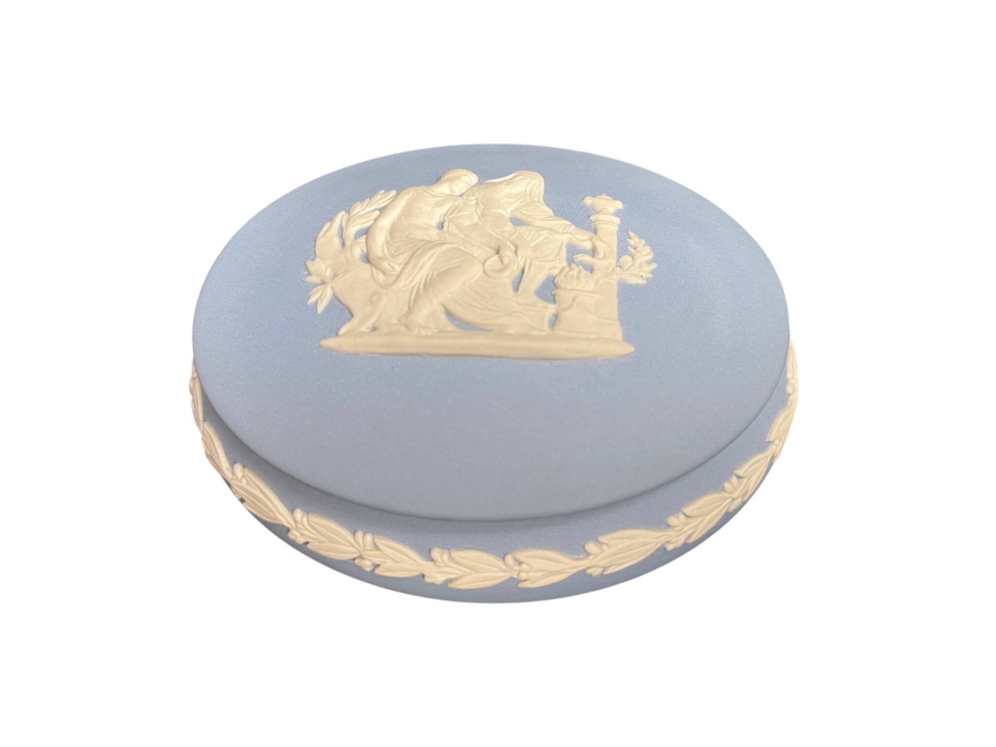 Wedgwood, blue jasper bonbonnière with antique decoration from the 20th century.