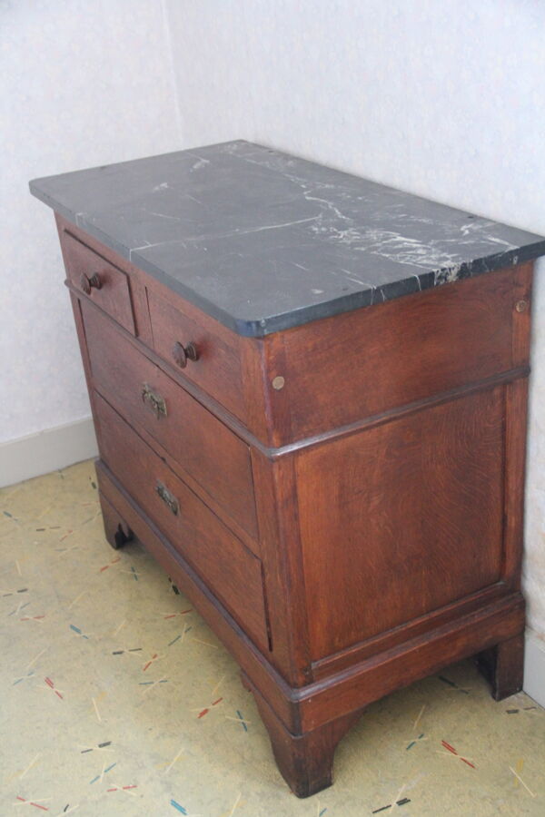 Commode  Louis Philippe en chêne foncé et marbre noir