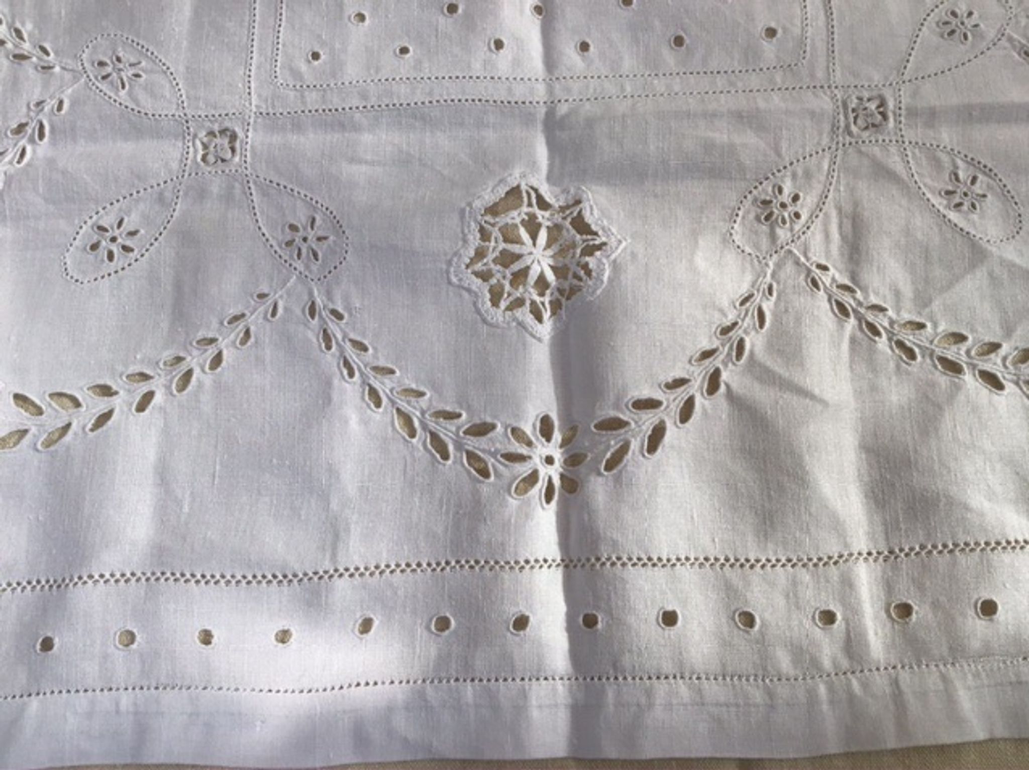 Linen table centre