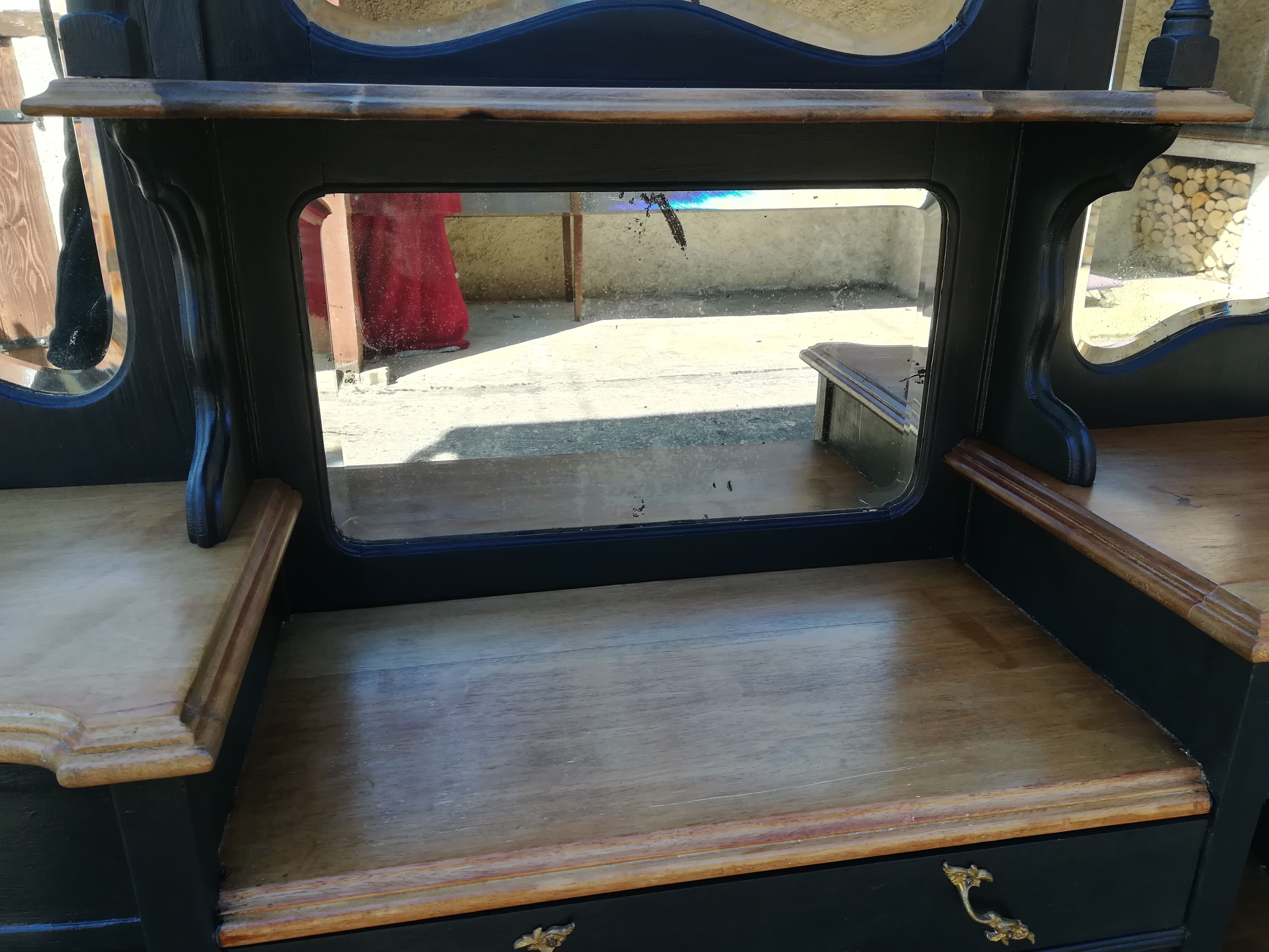 Napoleon III showcase shelf