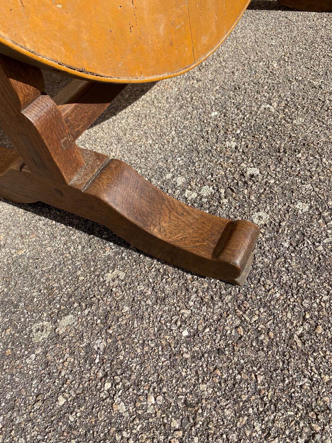 Round winegrower's table