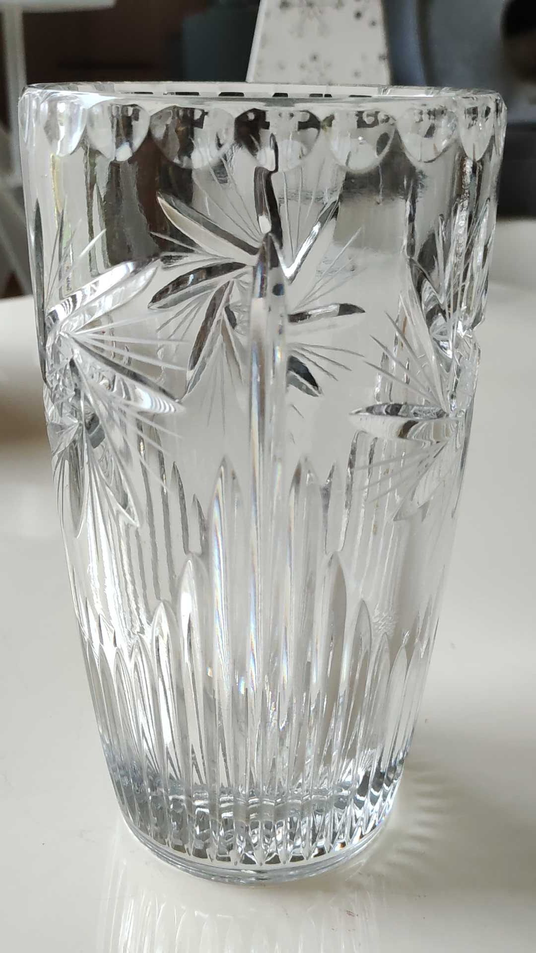 Vase vintage au Design stylé, en cristal de Bohème finement taillé -Motifs étoilés, pointes diamant