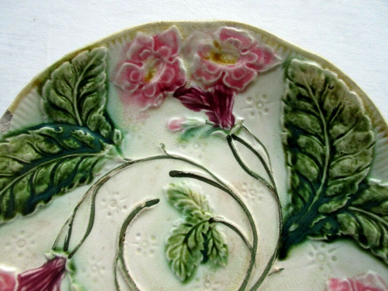 Art Nouveau dabbling plate, Production Onnaing: Pink freesias