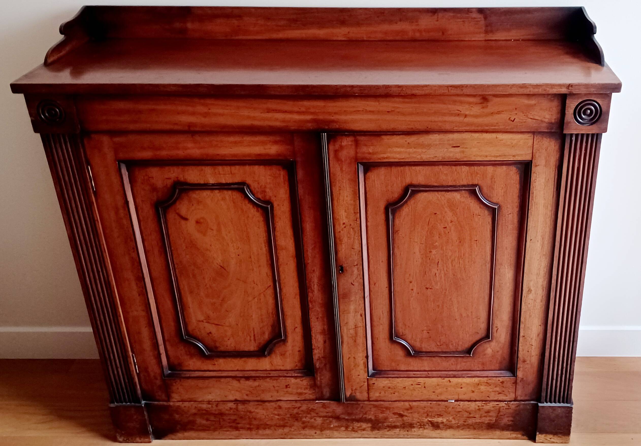 English style 2-door mahogany sideboard