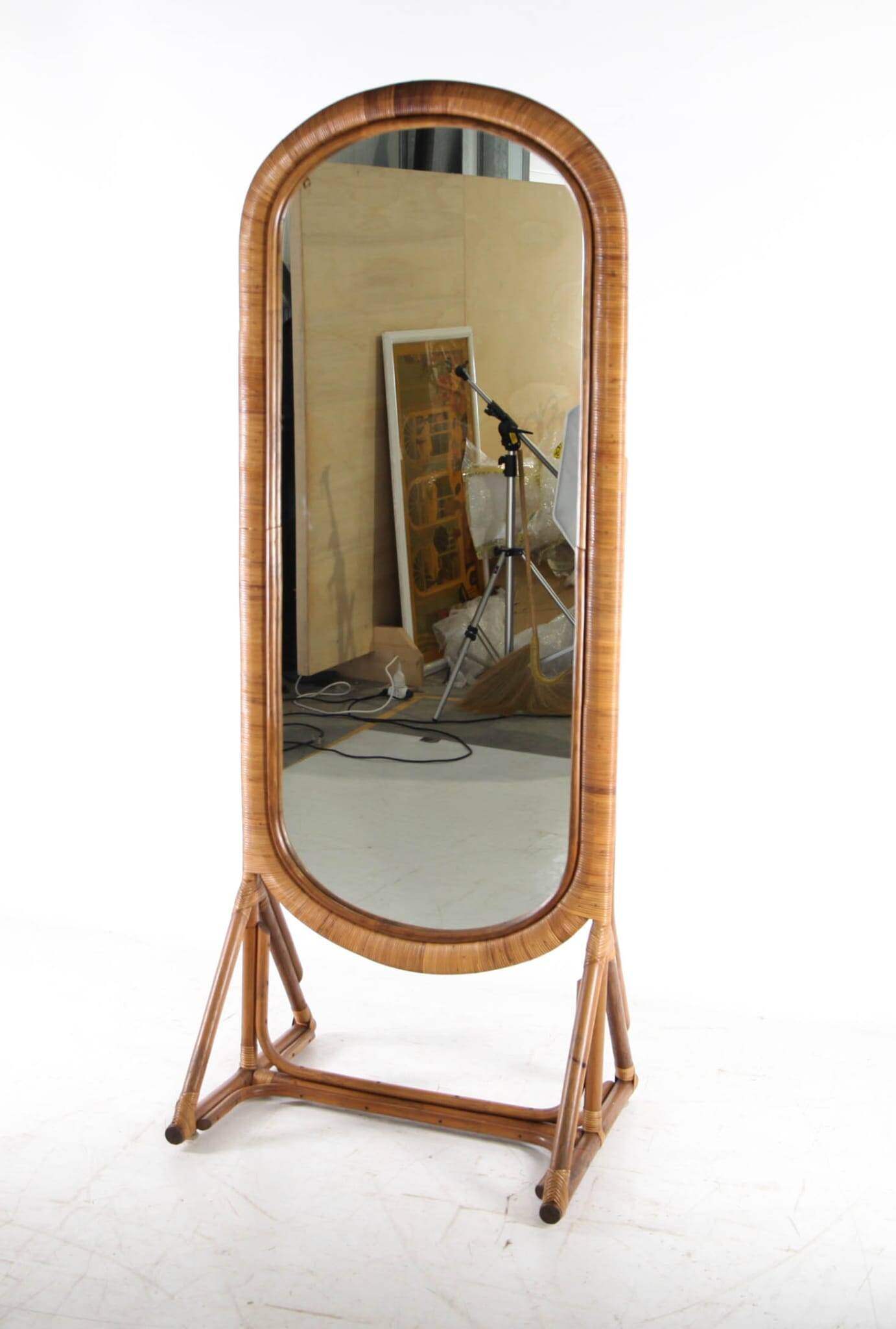 Grand miroir sur pied en rotin