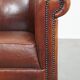 Fauteuil club en peau de mouton de style anglais avec une belle patine