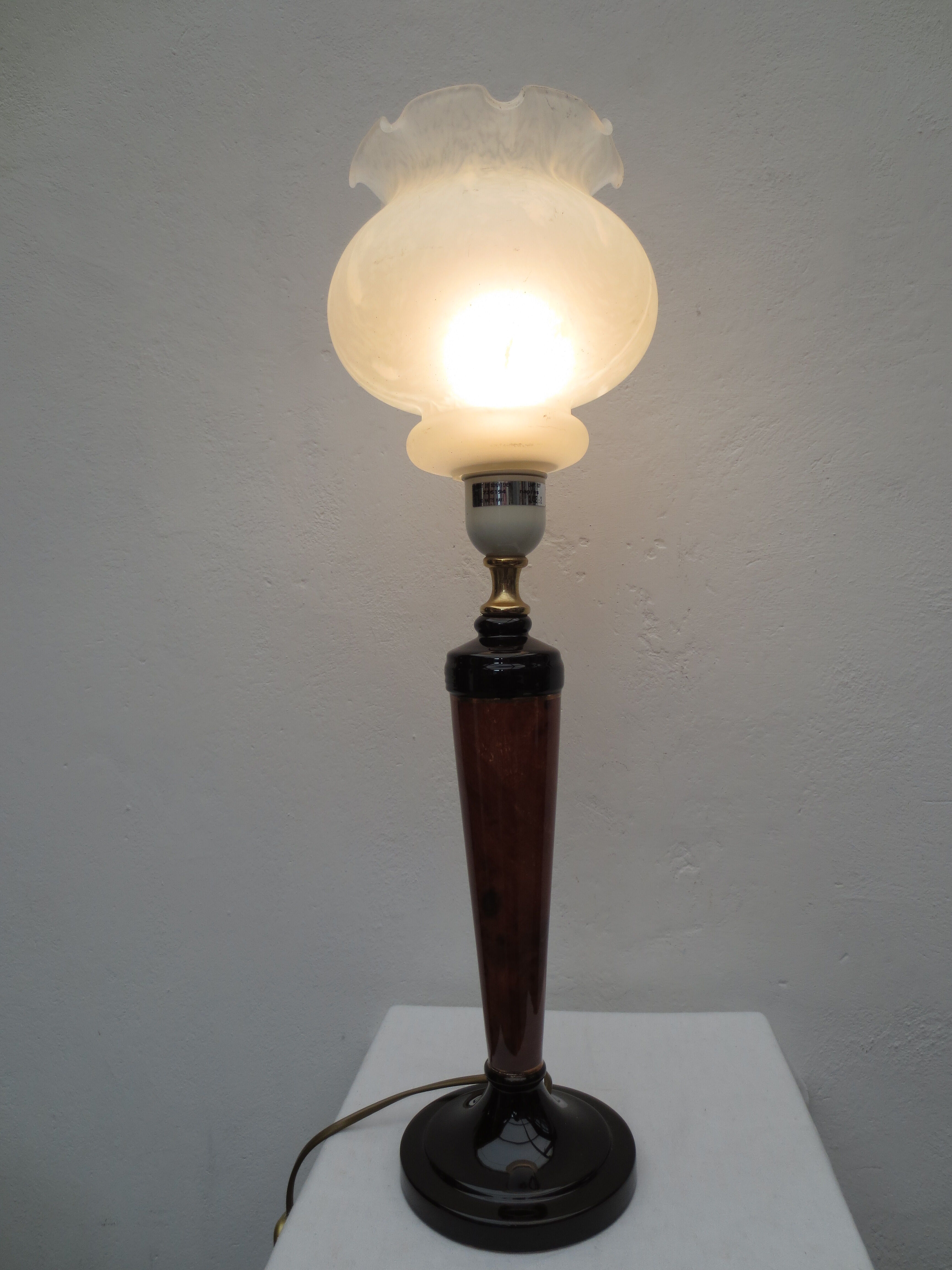 Lampe de table style art déco en bois de couleur noyer