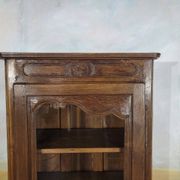 Small oak display cabinet with one door.