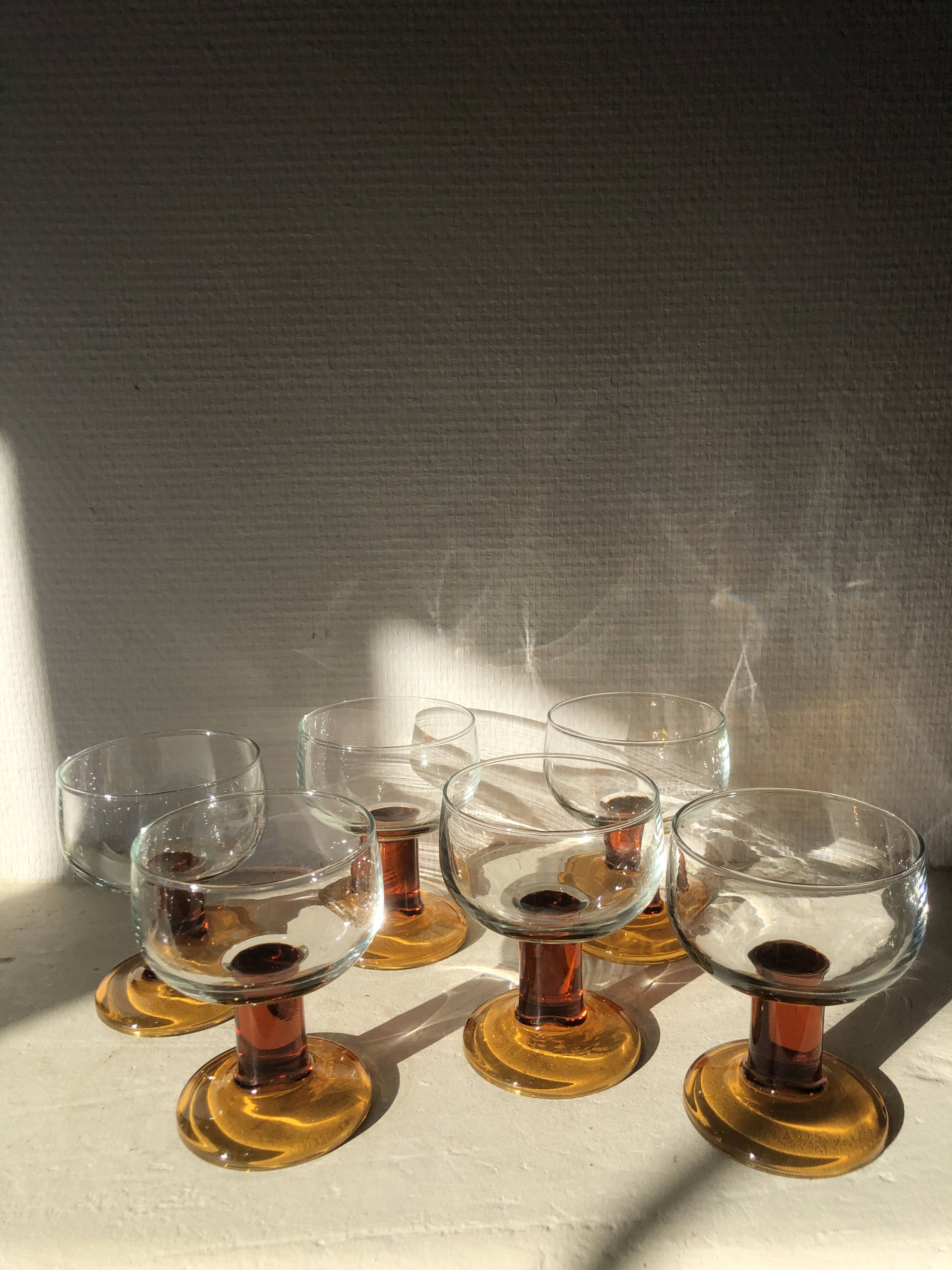 Lot of 9 glasses/cups from the 70s with amber feet