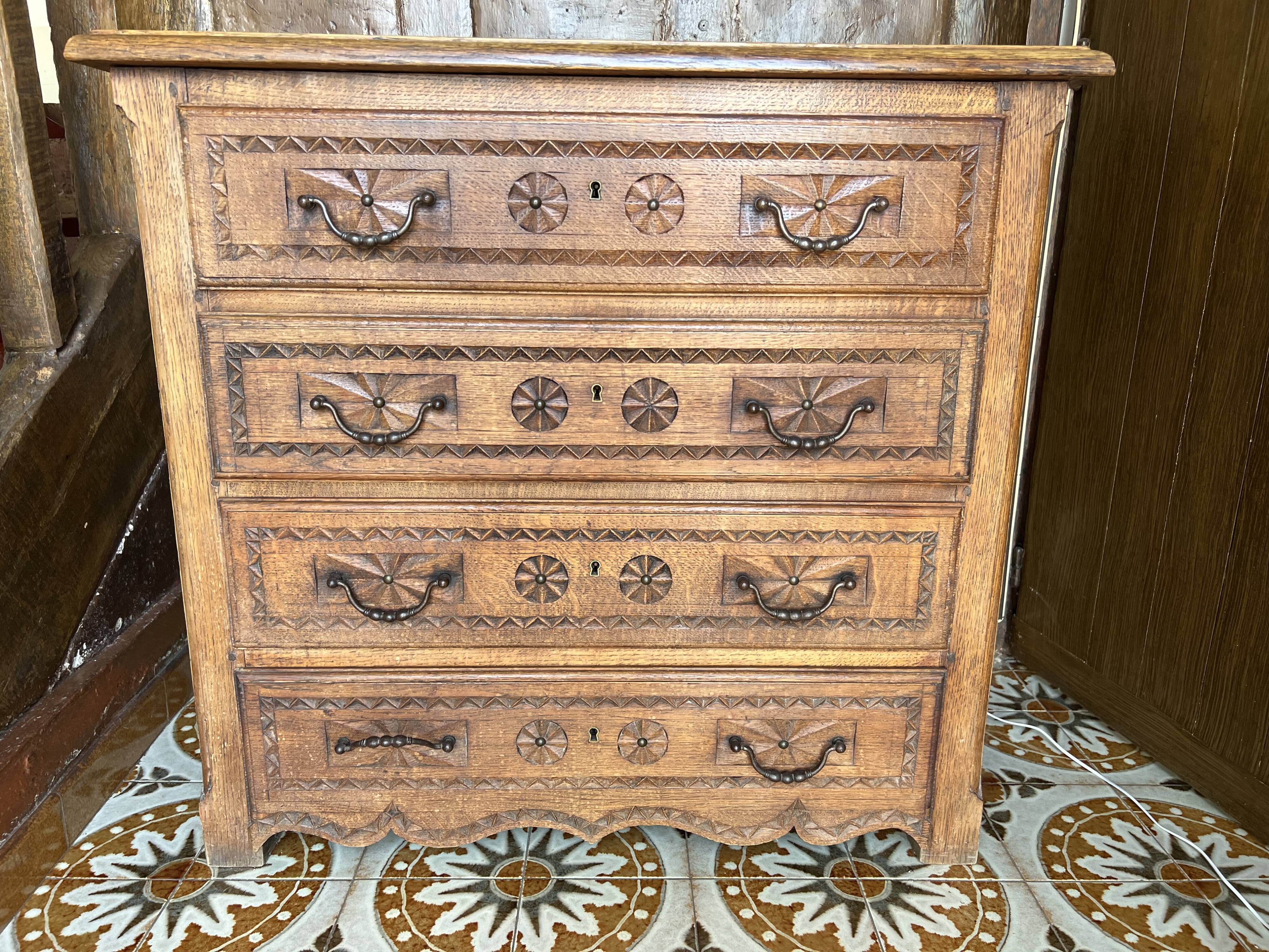 Commode en chêne de style breton 4 tiroirs