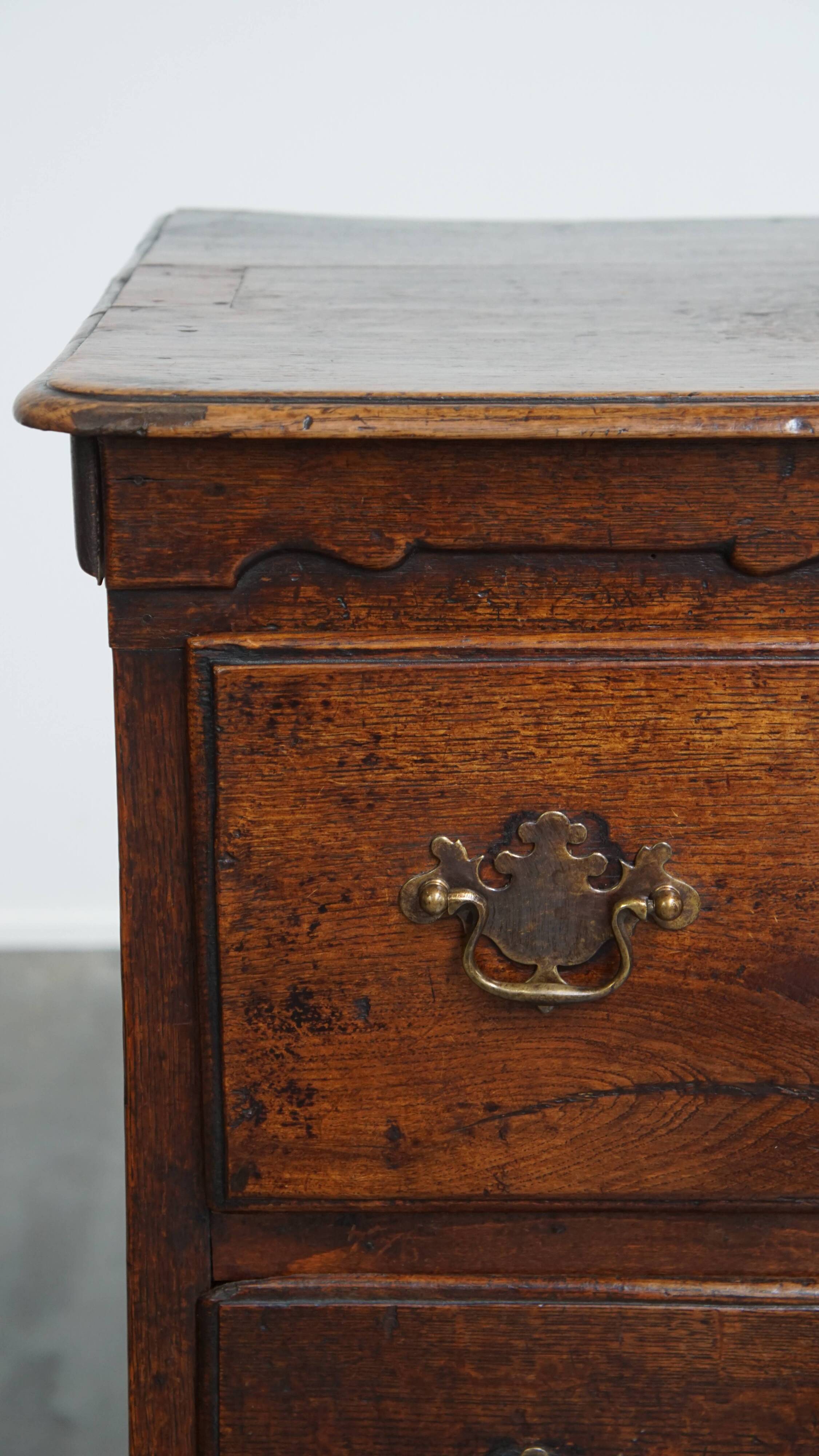 Antique English 18th Century Chest of Drawers with 5 Drawers