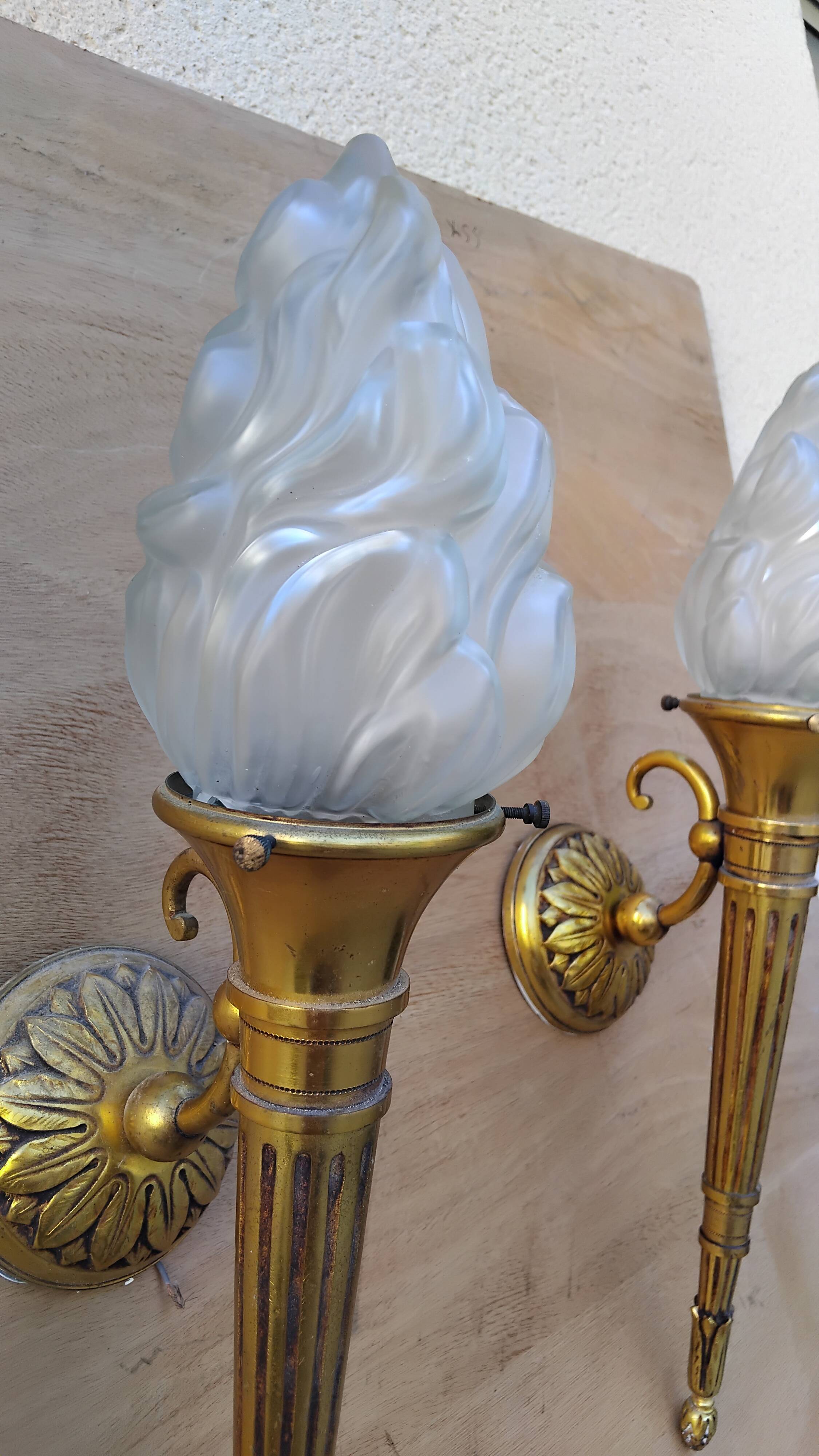 Paire d'appliques flambeau vintage en bronze