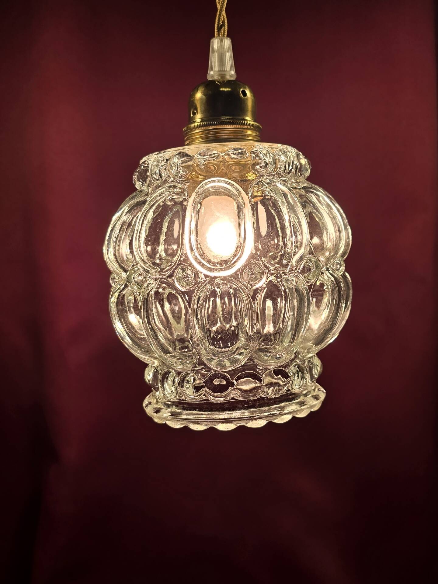 Suspension with 3 transparent bubble glass globes.