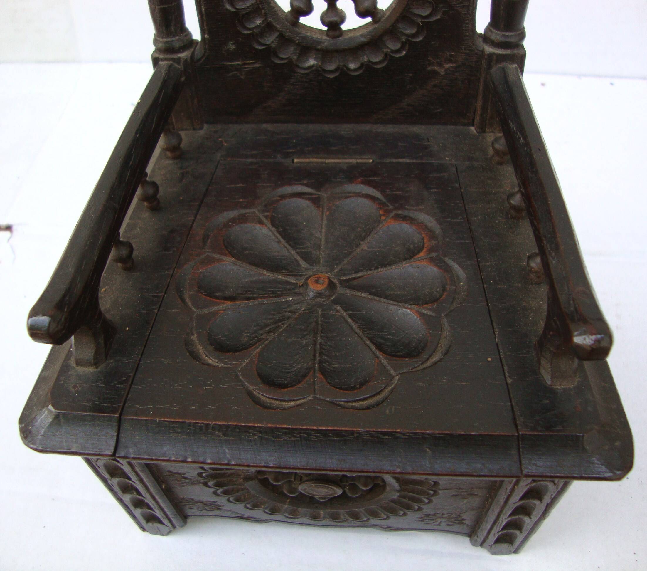 Jewelry box in the shape of a breton chair